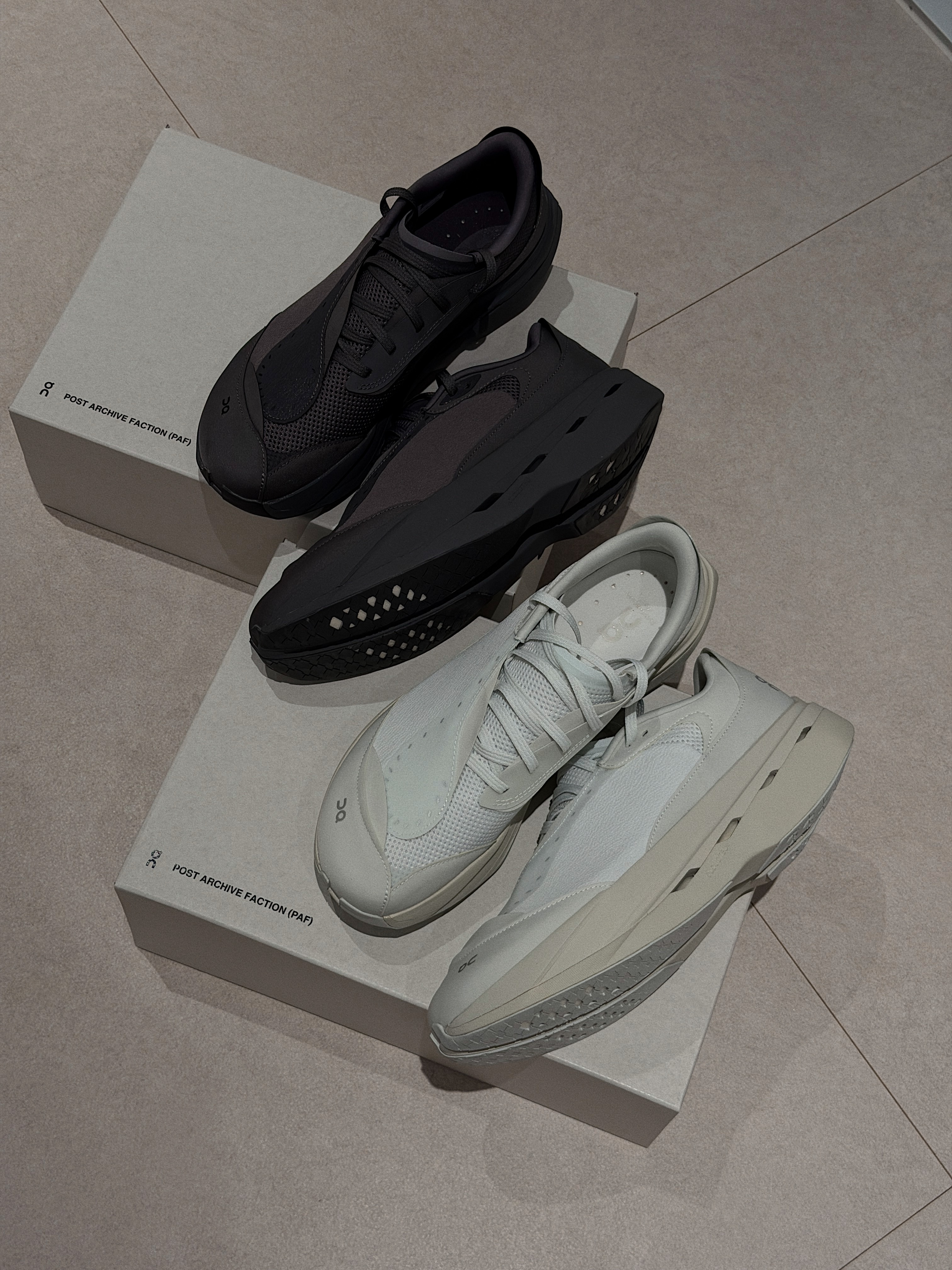 On Running x Post Archive Faction (Paf) Cloudboom Volt Ember Pebble, On Running x Post Archive Faction (Paf) Cloudboom Volt White Gale 착용 스타일 - 2