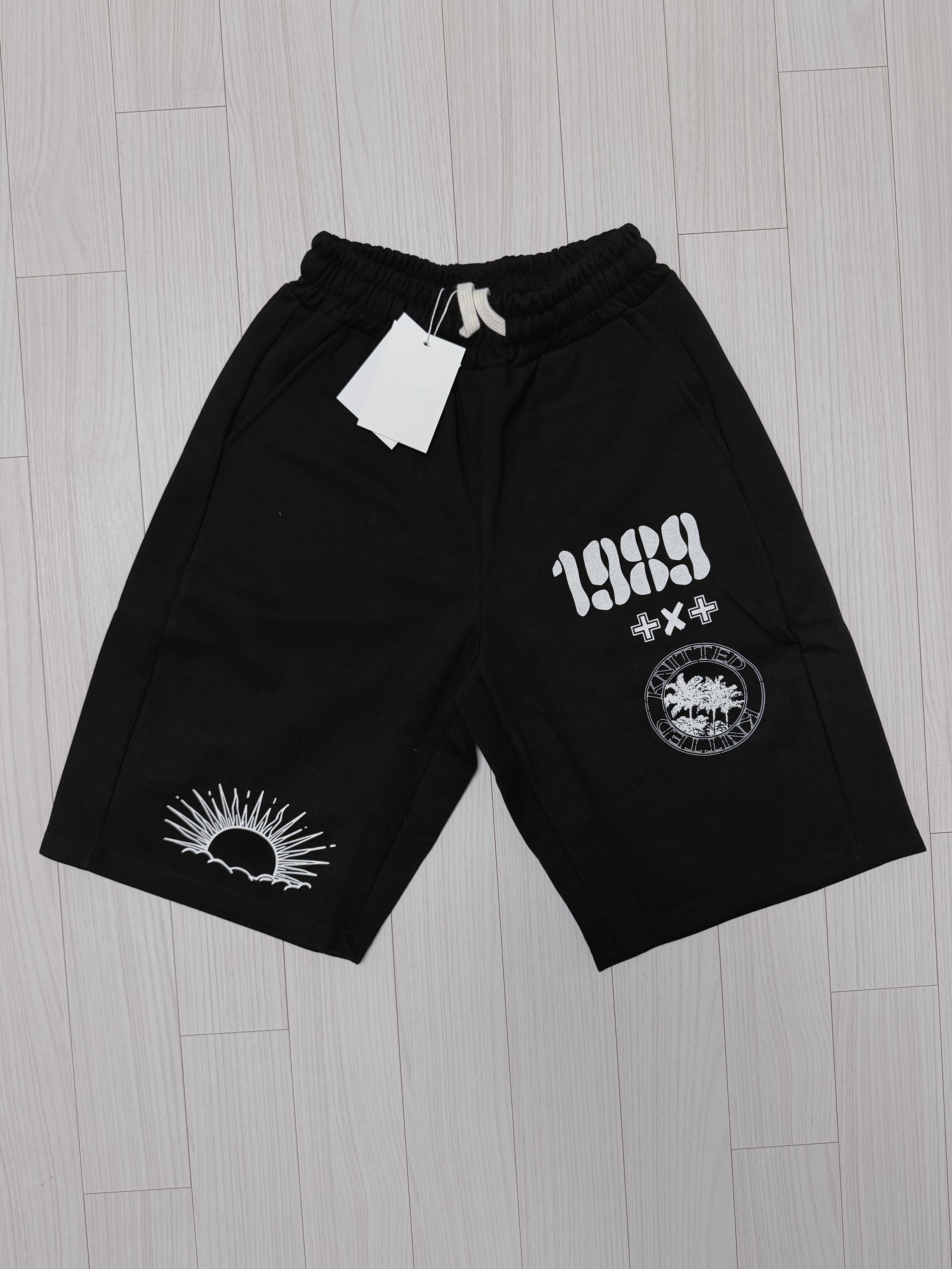 [KREAM 단독] Knitted 1989 Sunrise Graphic Bermuda Half Pants Black, [KREAM 단독] Knitted 1989 Sunrise Graphic Bermuda Half Pants Melange Grey 착용 스타일 - 2