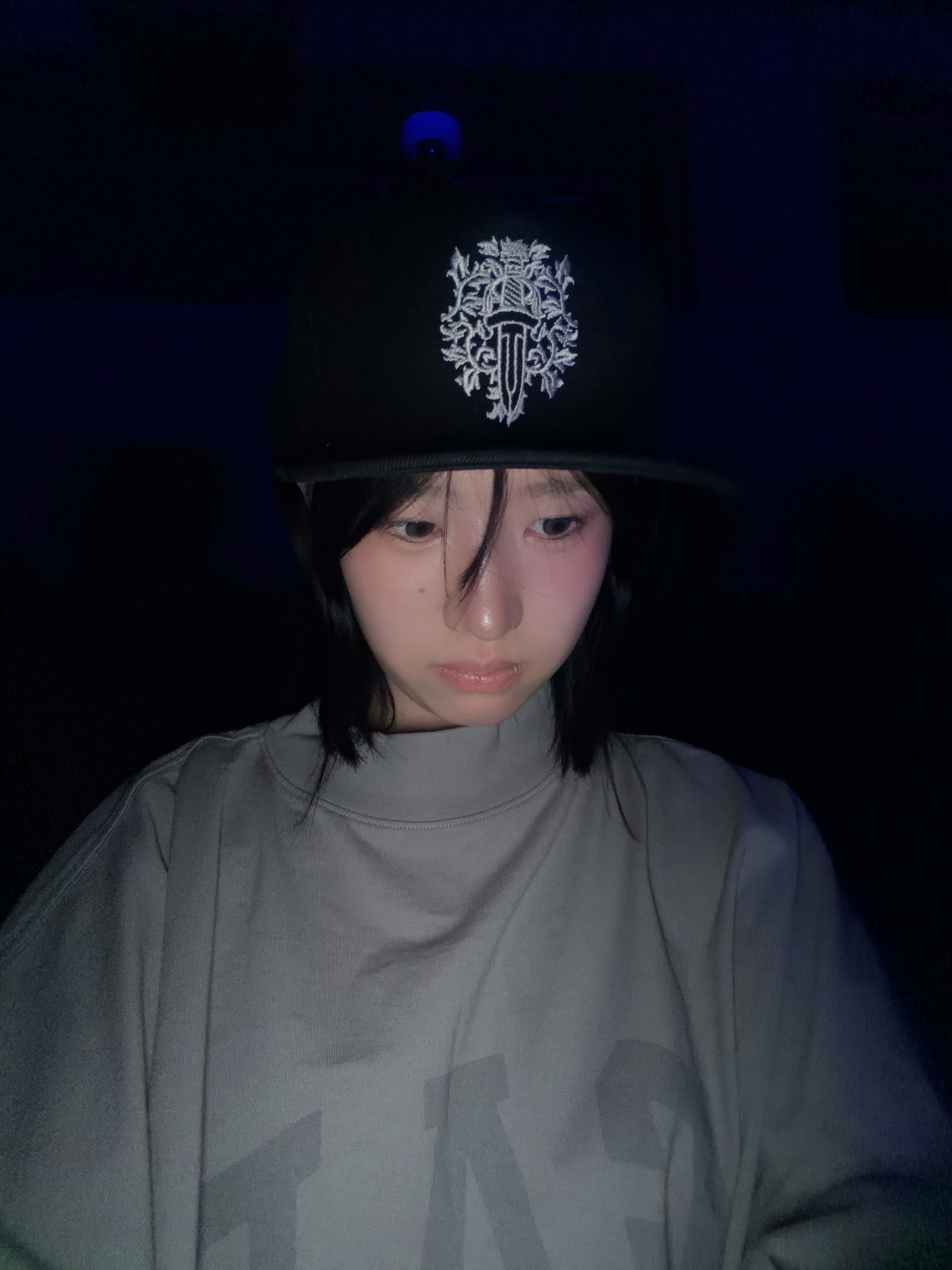 Yeezy Gap Engineered By Balenciaga Dove 3/4 Sleeve T-Shirt Grey, Chrome Hearts Dagger Denim Baseball Hat Black White 착용 스타일
