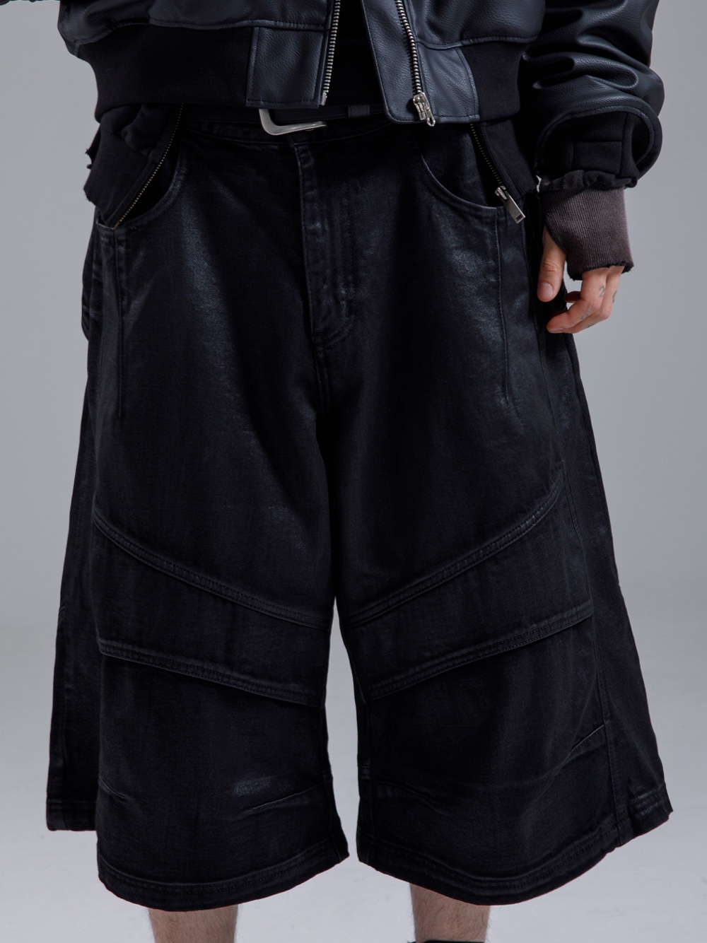 AX CONNECTION Curved Shell Panel Denim Bermuda Shorts Waxed Black 착용 스타일 - 2