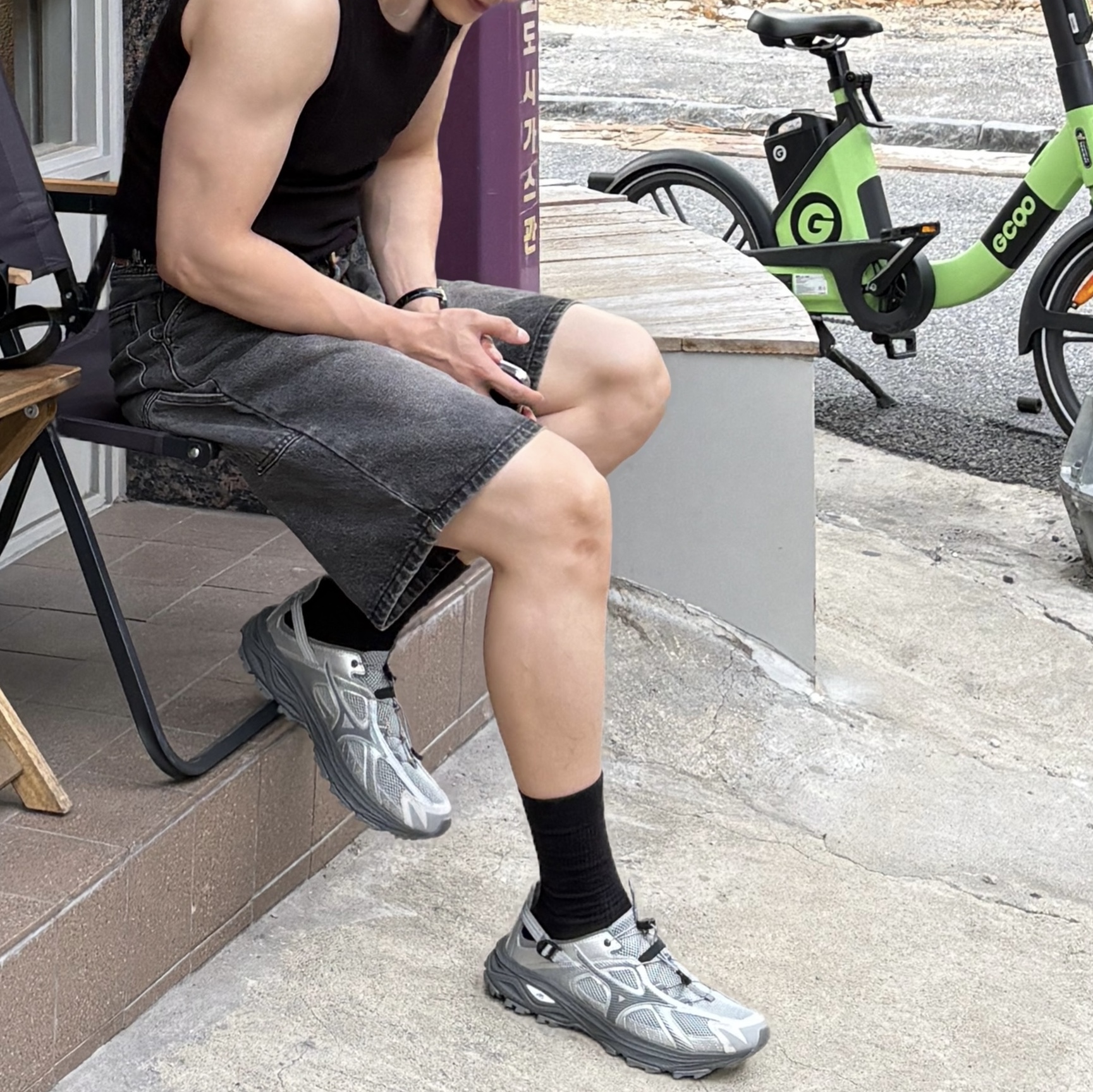 Mizuno Racer Trail SE Silver Grey, Gentle Monster Kiko 01 Black Black 착용 스타일 - 3