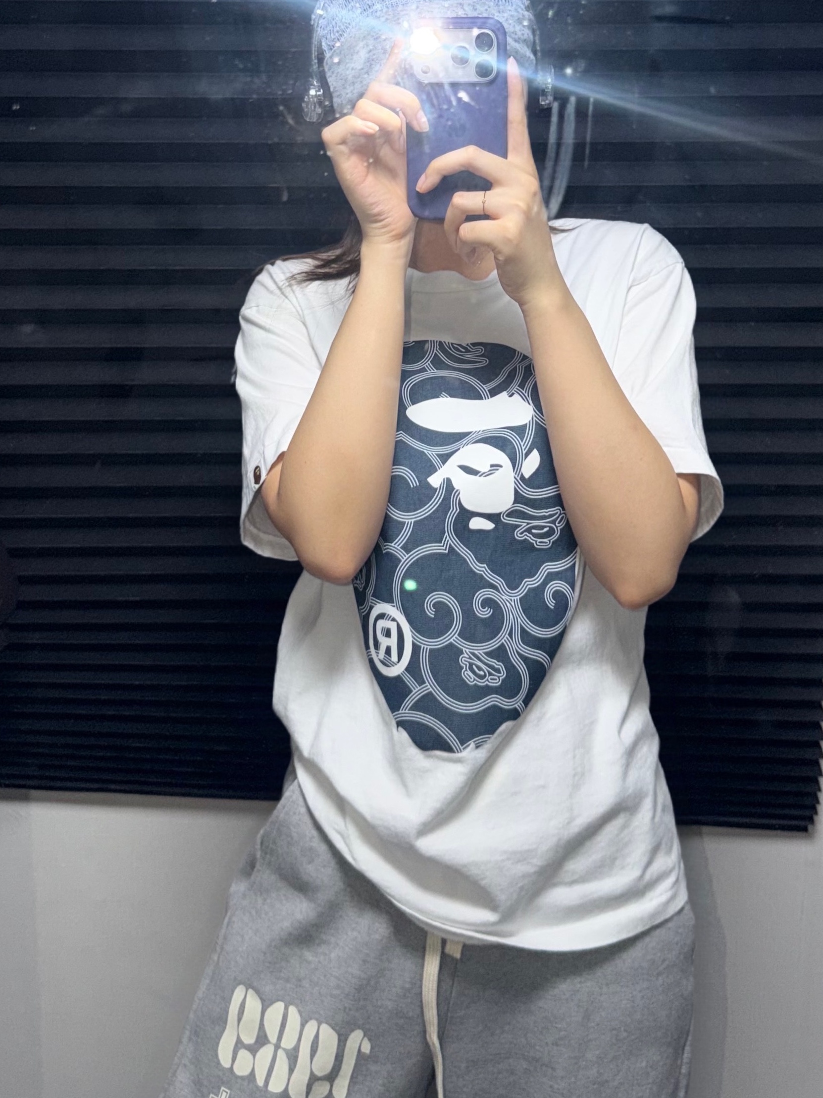 [KREAM 단독] Knitted 1989 Sunrise Graphic Bermuda Half Pants Melange Grey, BAPE Japanese Cloud Camo Big Ape Head T-Shirt White 착용 스타일 - 1