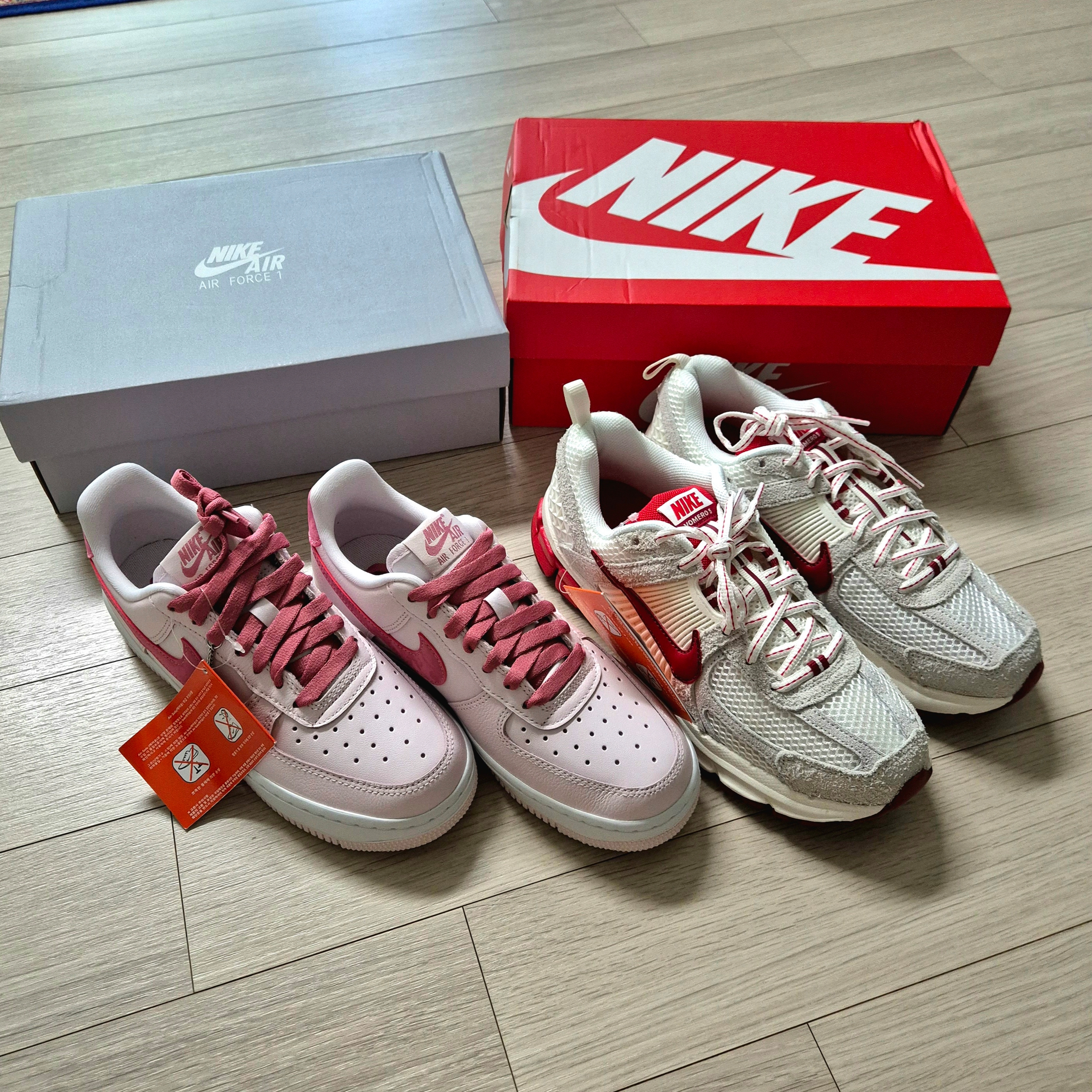 (GS) Nike Zoom Vomero 5 Silt Red Peony, (W) Nike Air Force 1 '07 Valentine's Day Pearl Pink White 착용 스타일 - 1