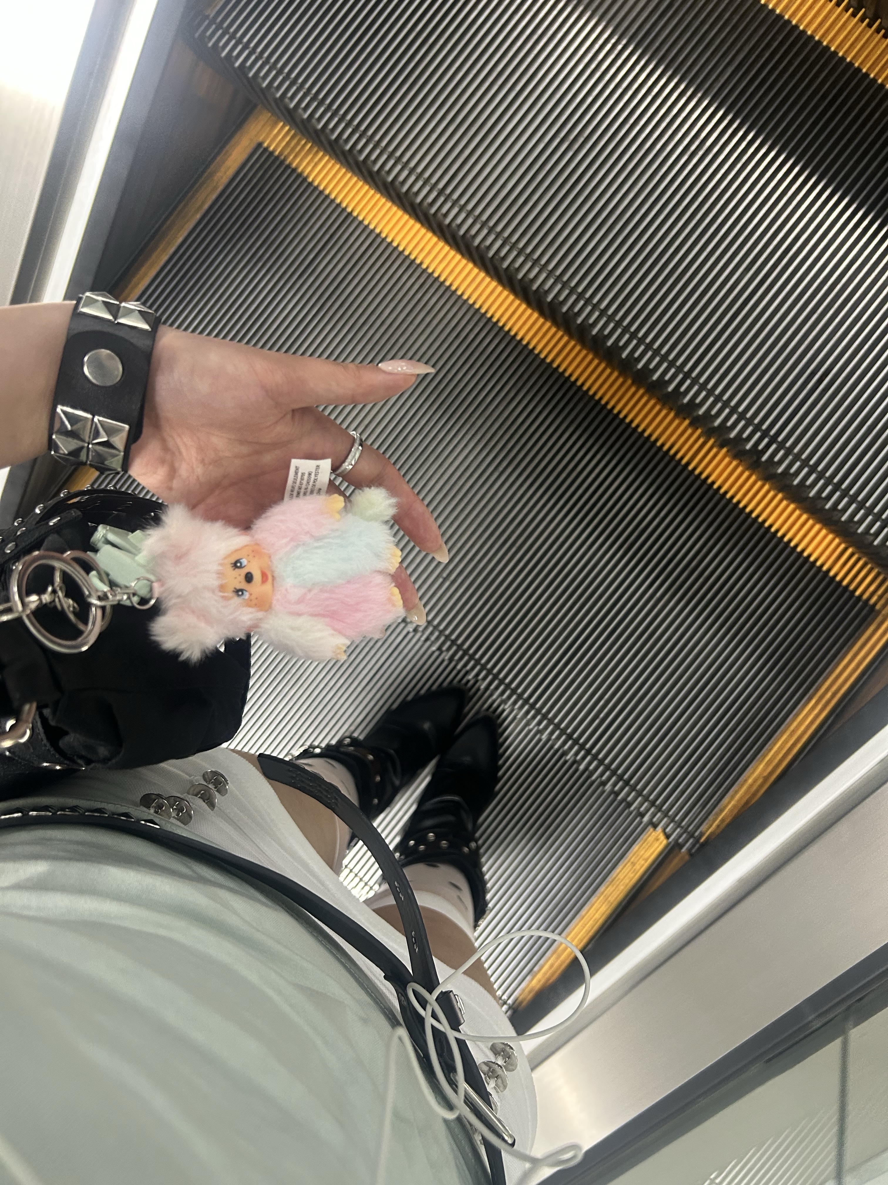 Monchhichi Tie-Dye Keychain Girl 착용 스타일