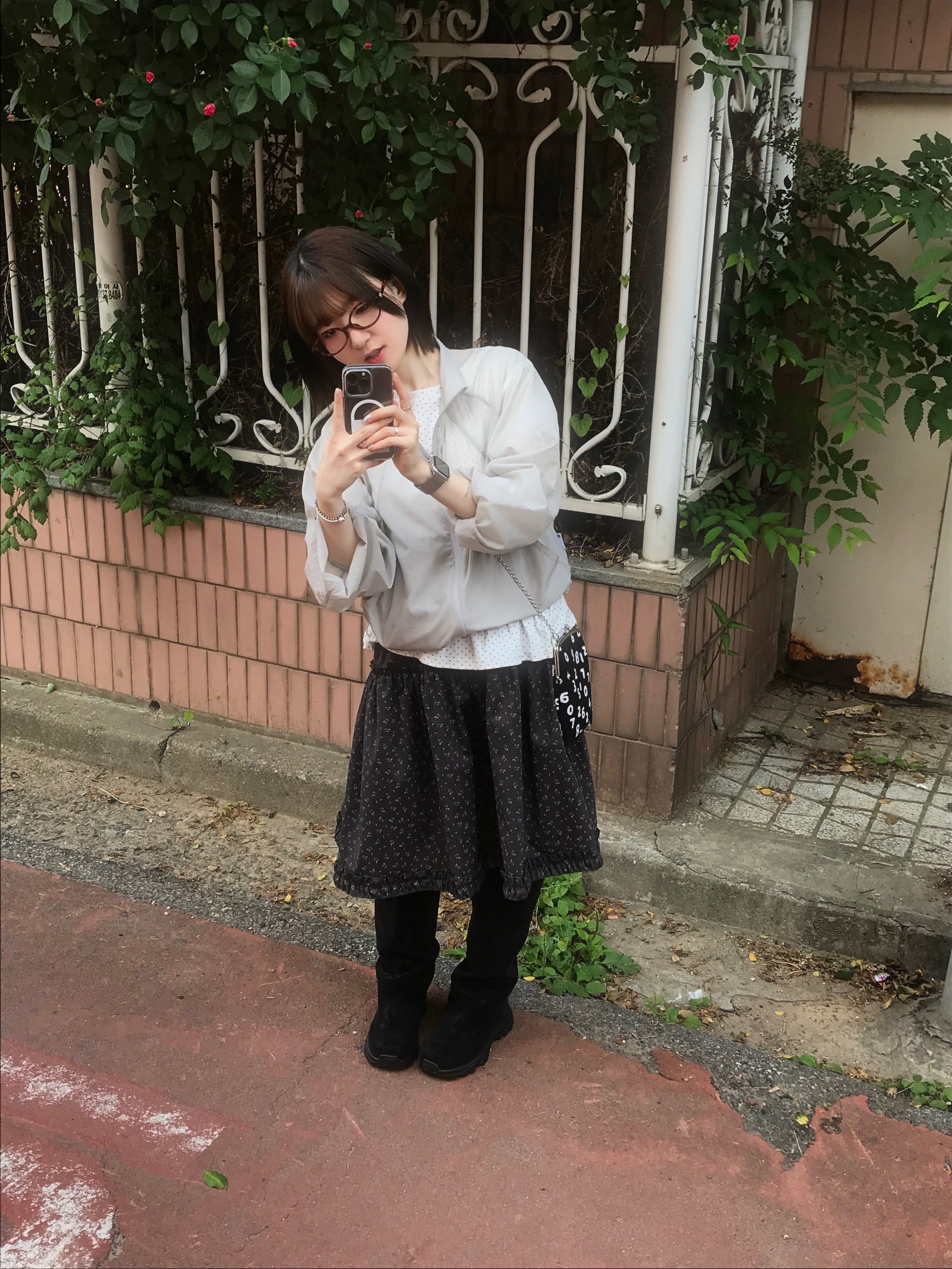 Sou Sou Canvas Soft Gamaguchi Bag Large Black (with 110cm Black Leather Strap) 착용 스타일 - 2