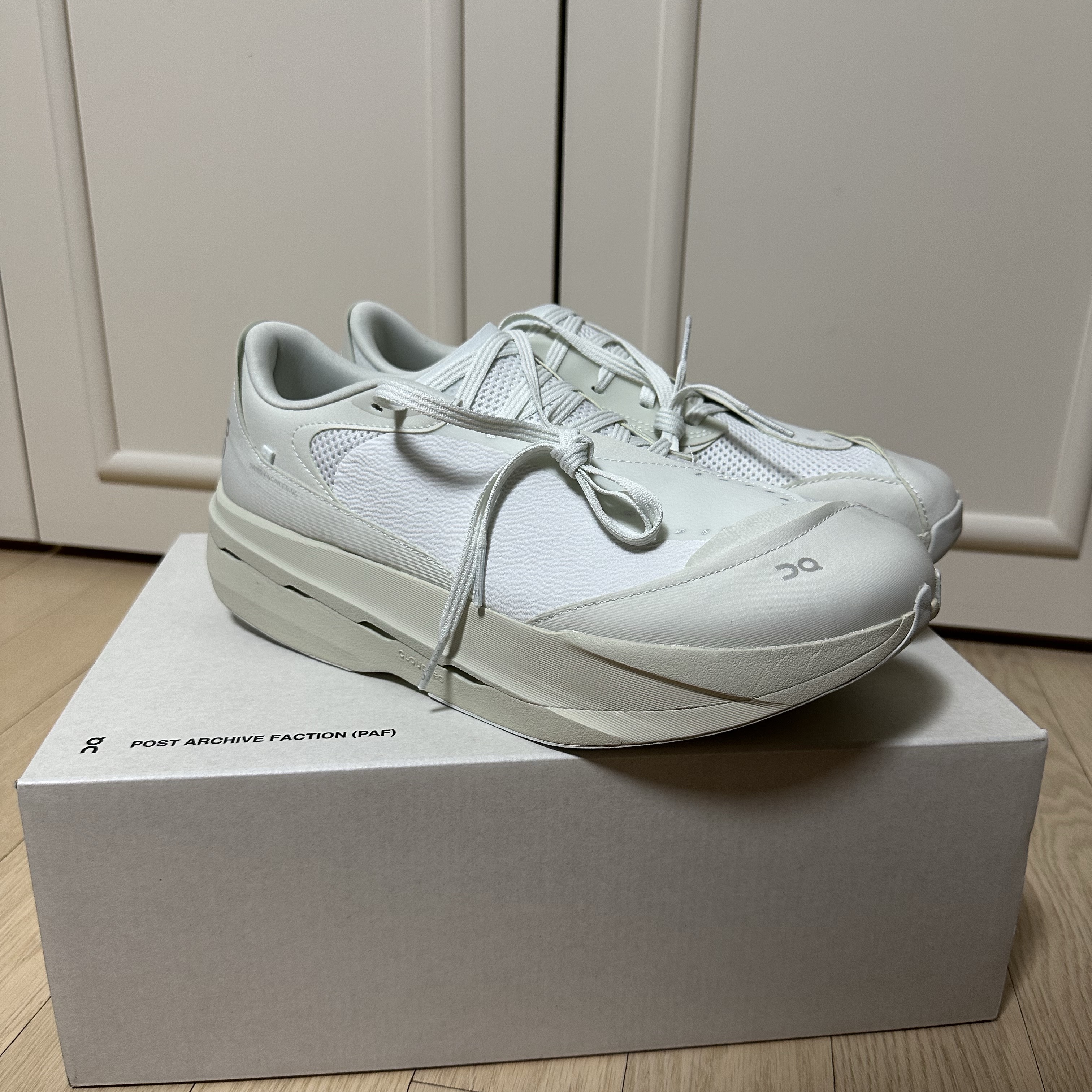 On Running x Post Archive Faction (Paf) Cloudboom Volt White Gale 착용 스타일