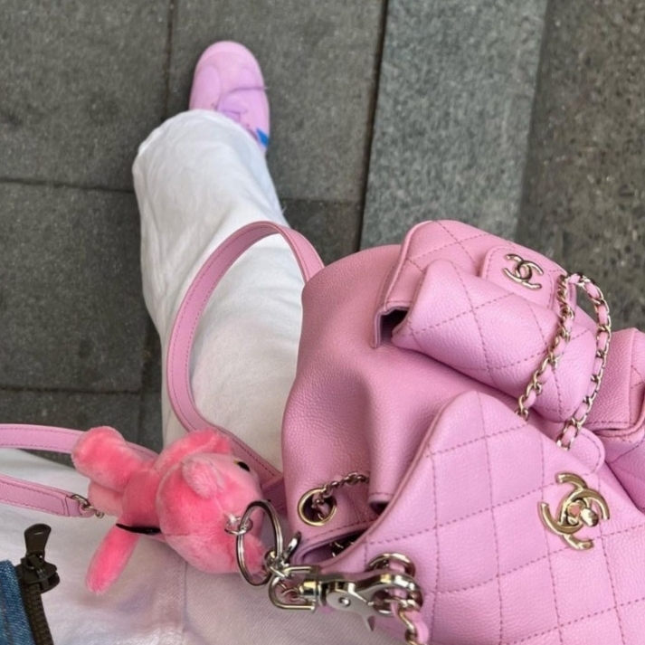 Chanel Small Backpack Grained Shiny Calfskin & Gold Lilac 착용 스타일