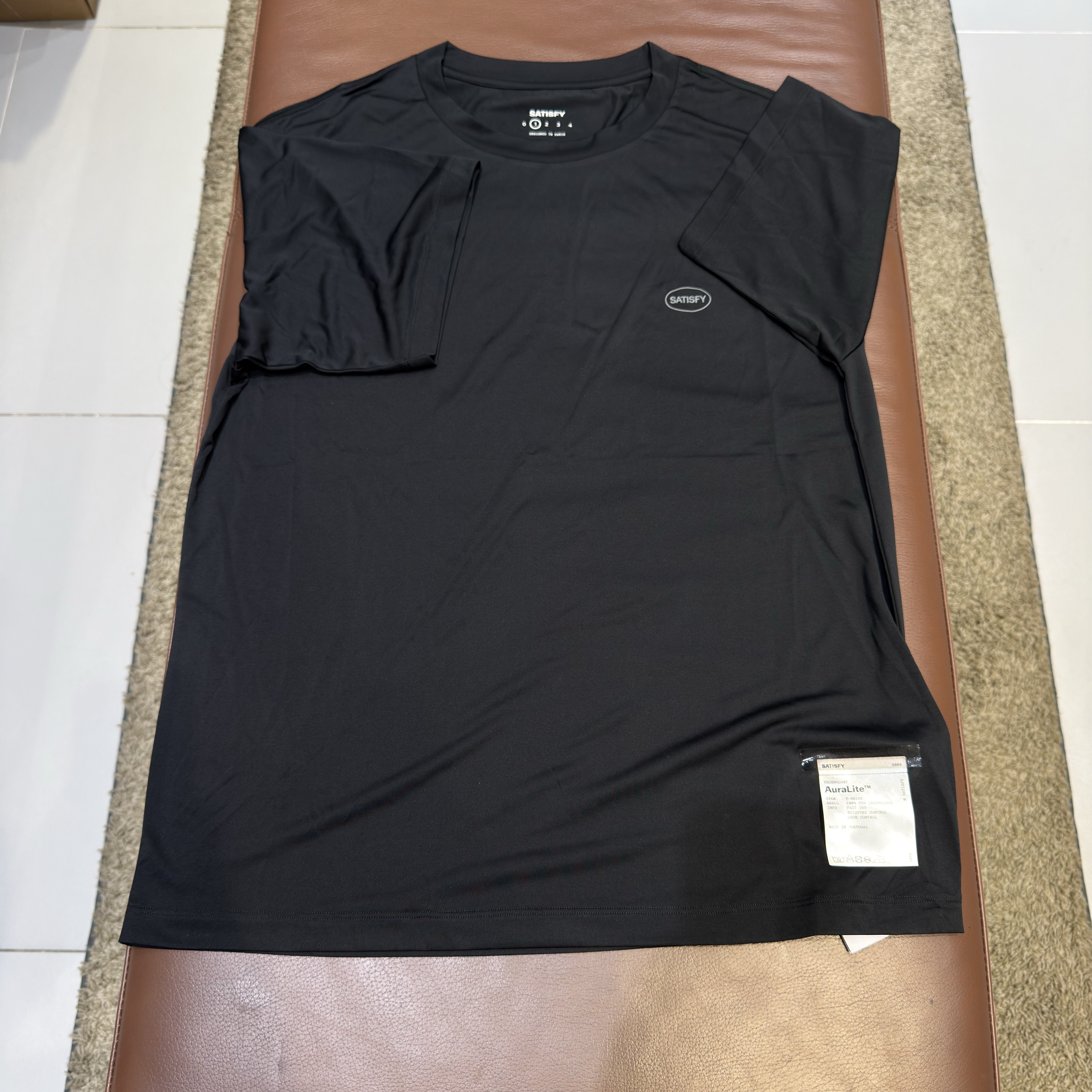 Satisfy AuraLite T-Shirt Black 착용 스타일 - 1