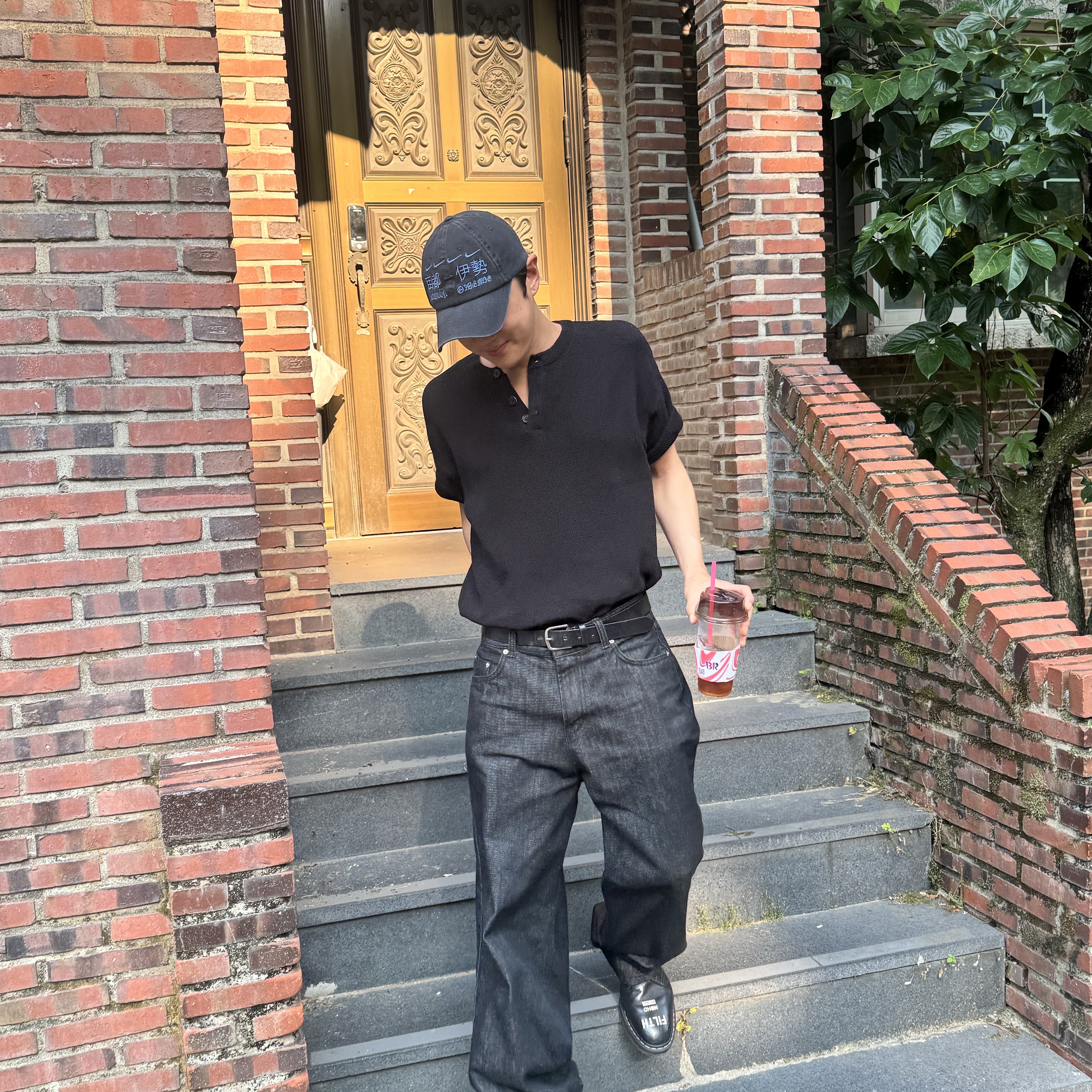 Knitted Coolever Henley Neck Half Sleeve Knit Black 착용 스타일 - 2