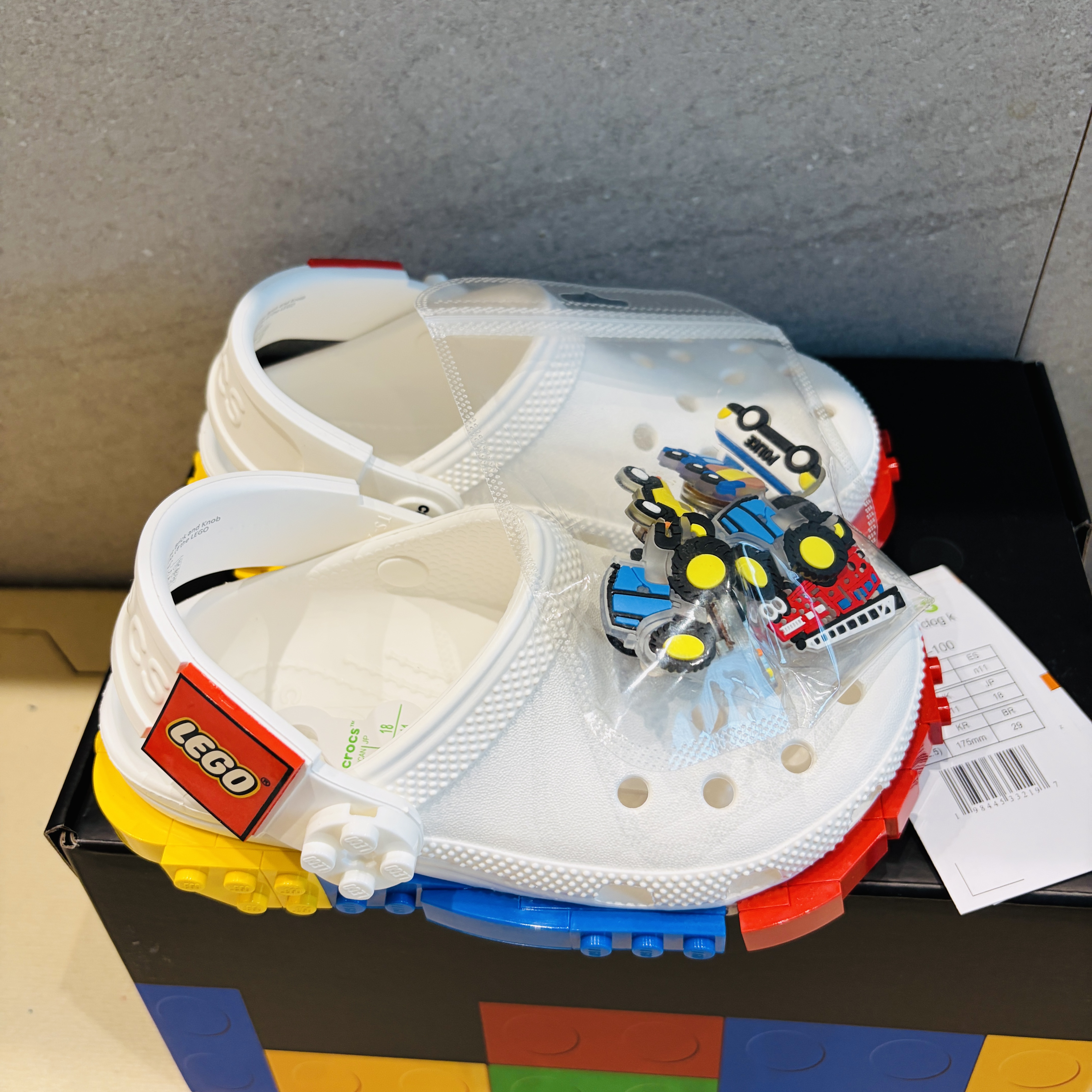 (Kids) Crocs x Lego Creativity Clog White 착용 스타일 - 4
