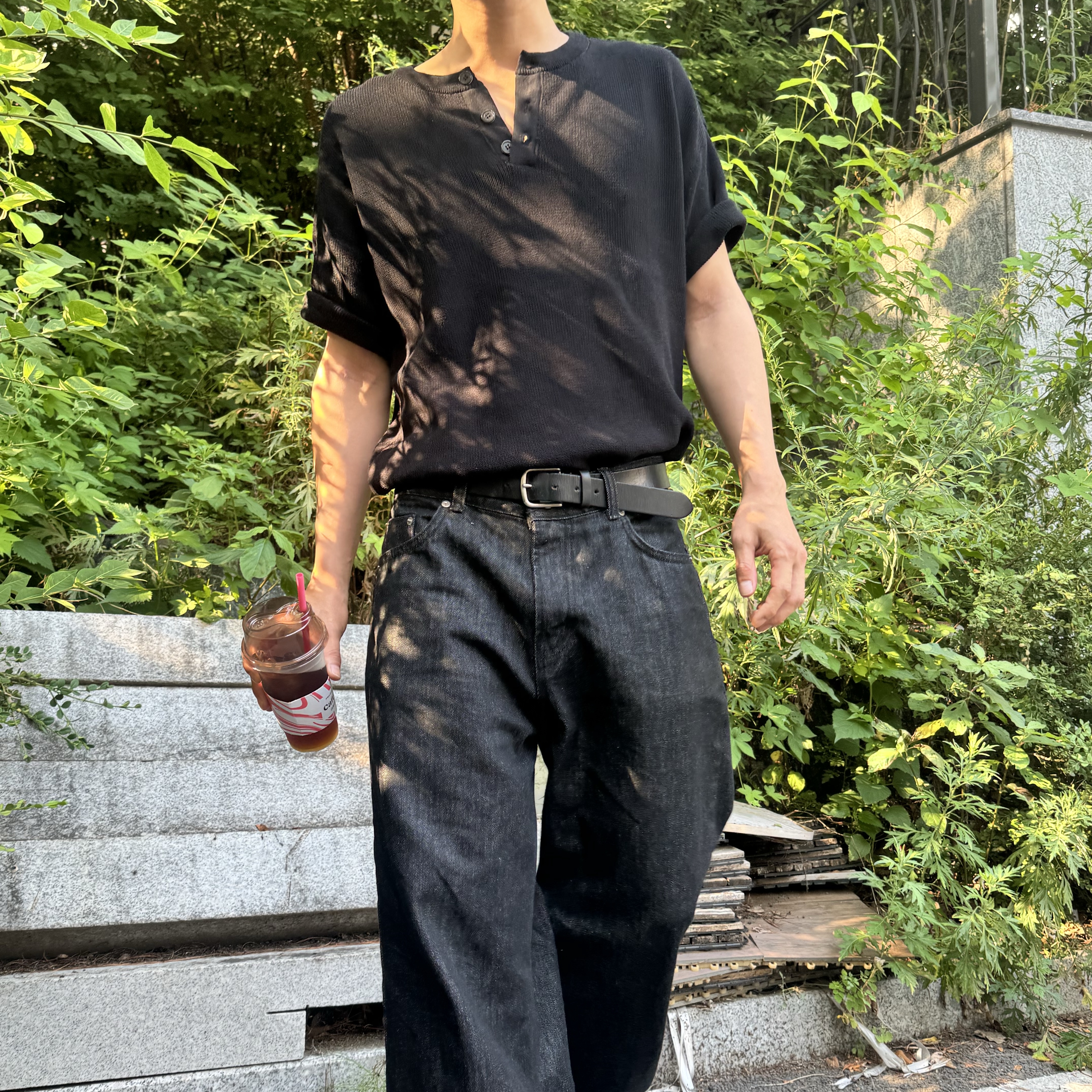 Knitted Coolever Henley Neck Half Sleeve Knit Black 착용 스타일 - 4