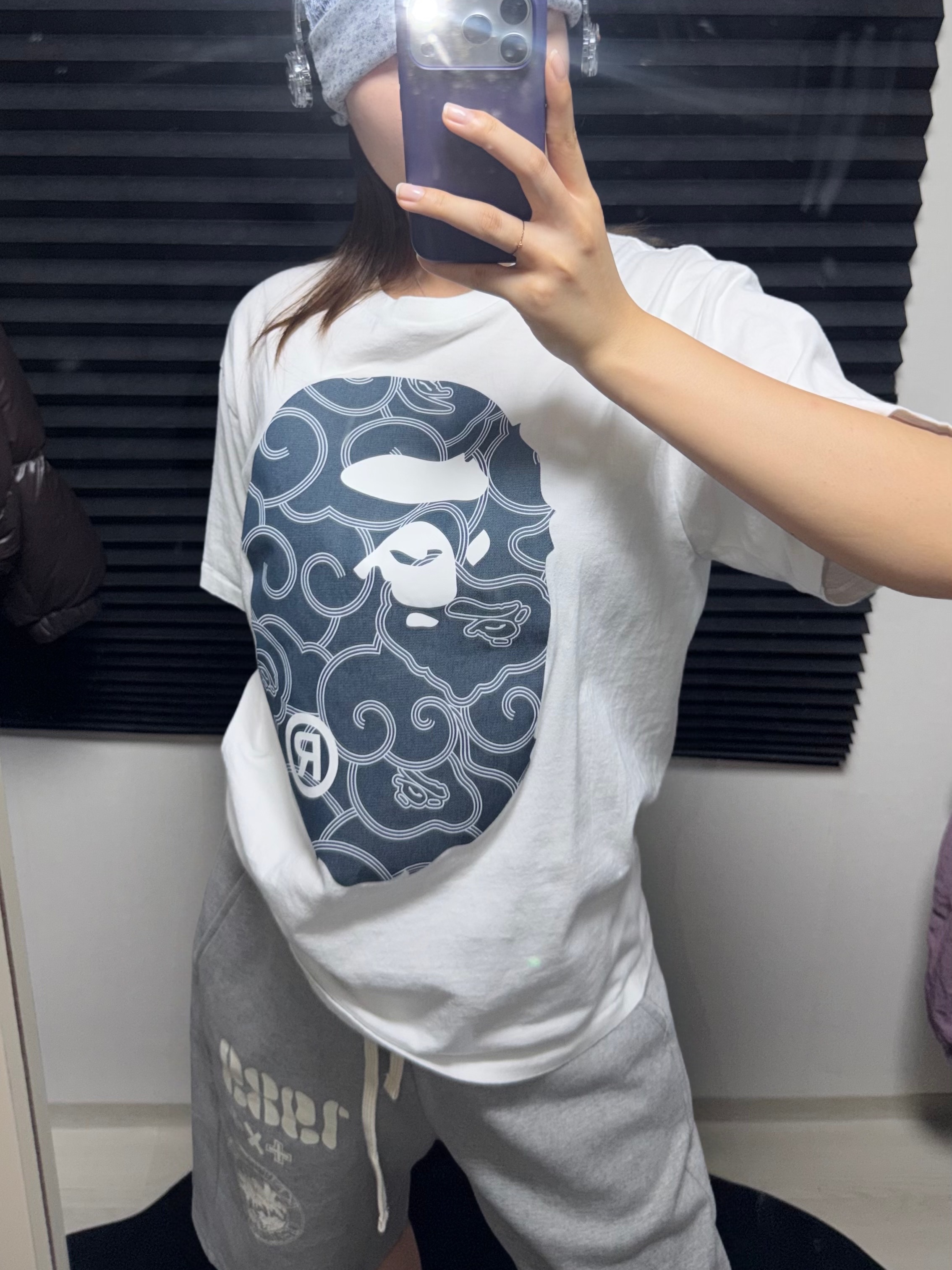 [KREAM 단독] Knitted 1989 Sunrise Graphic Bermuda Half Pants Melange Grey, BAPE Japanese Cloud Camo Big Ape Head T-Shirt White 착용 스타일 - 5