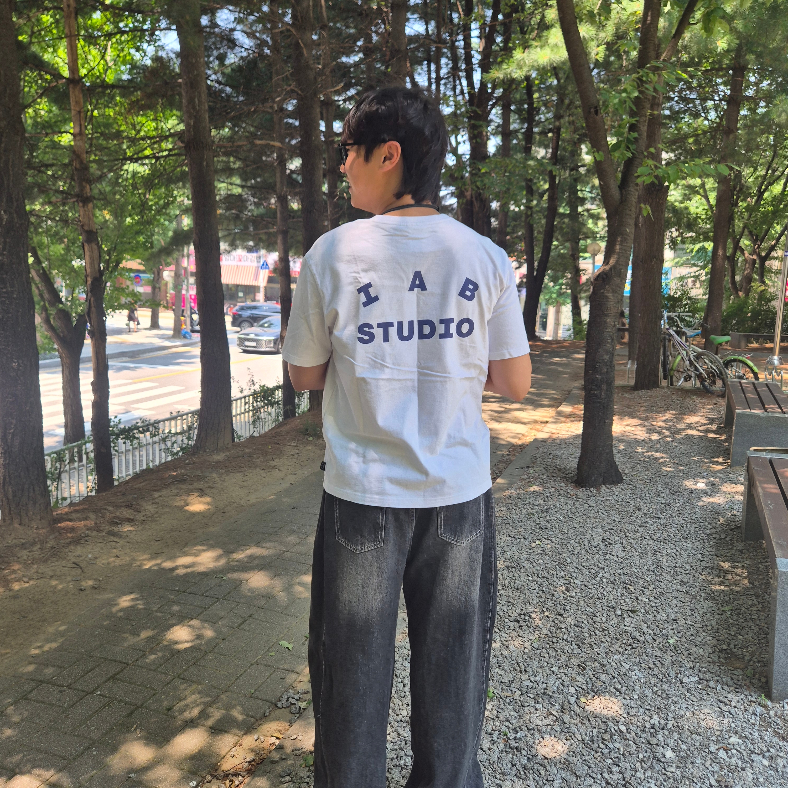 IAB Studio T-Shirt White Navy 착용 스타일