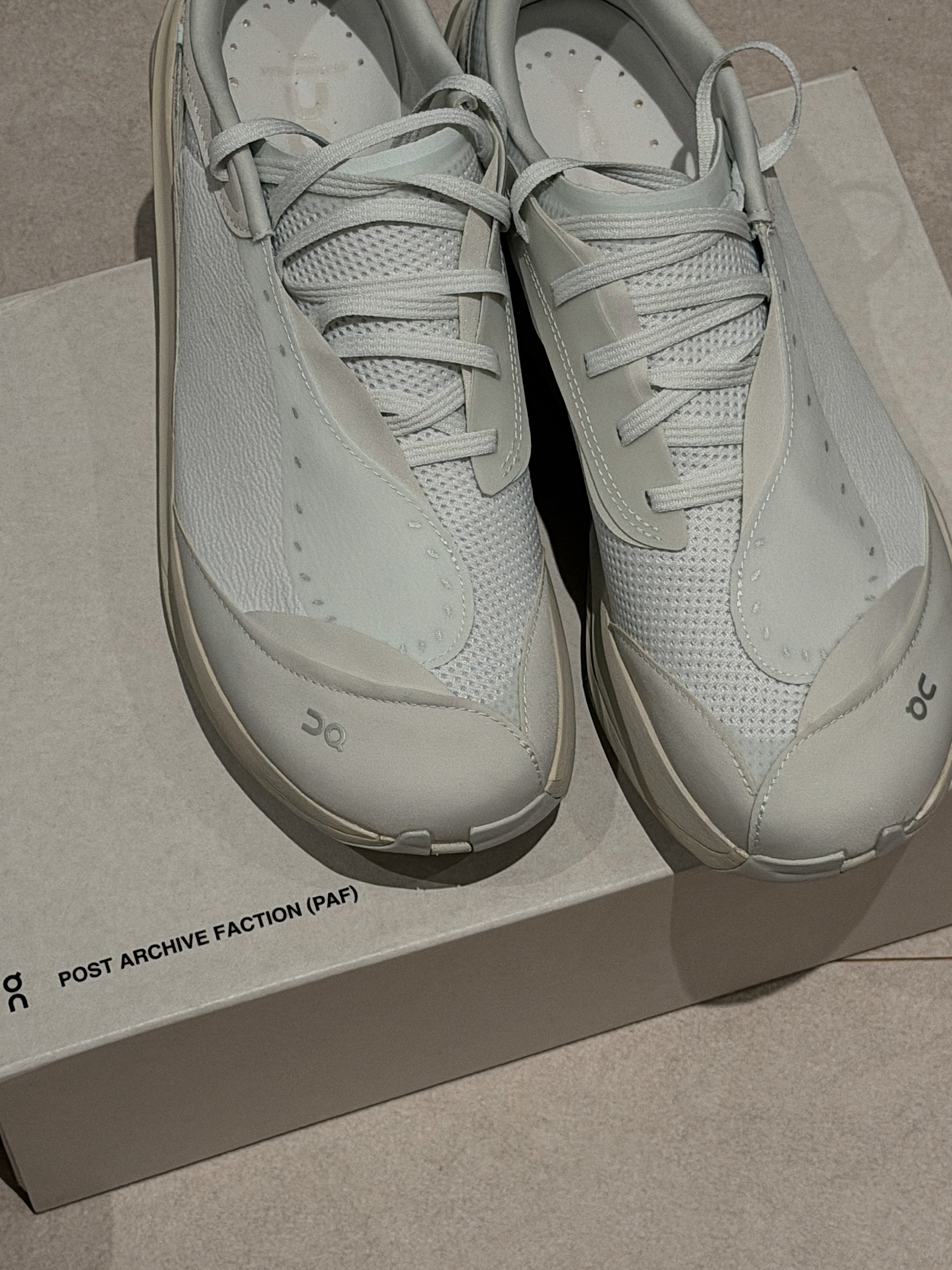 On Running x Post Archive Faction (Paf) Cloudboom Volt Ember Pebble, On Running x Post Archive Faction (Paf) Cloudboom Volt White Gale 착용 스타일 - 4