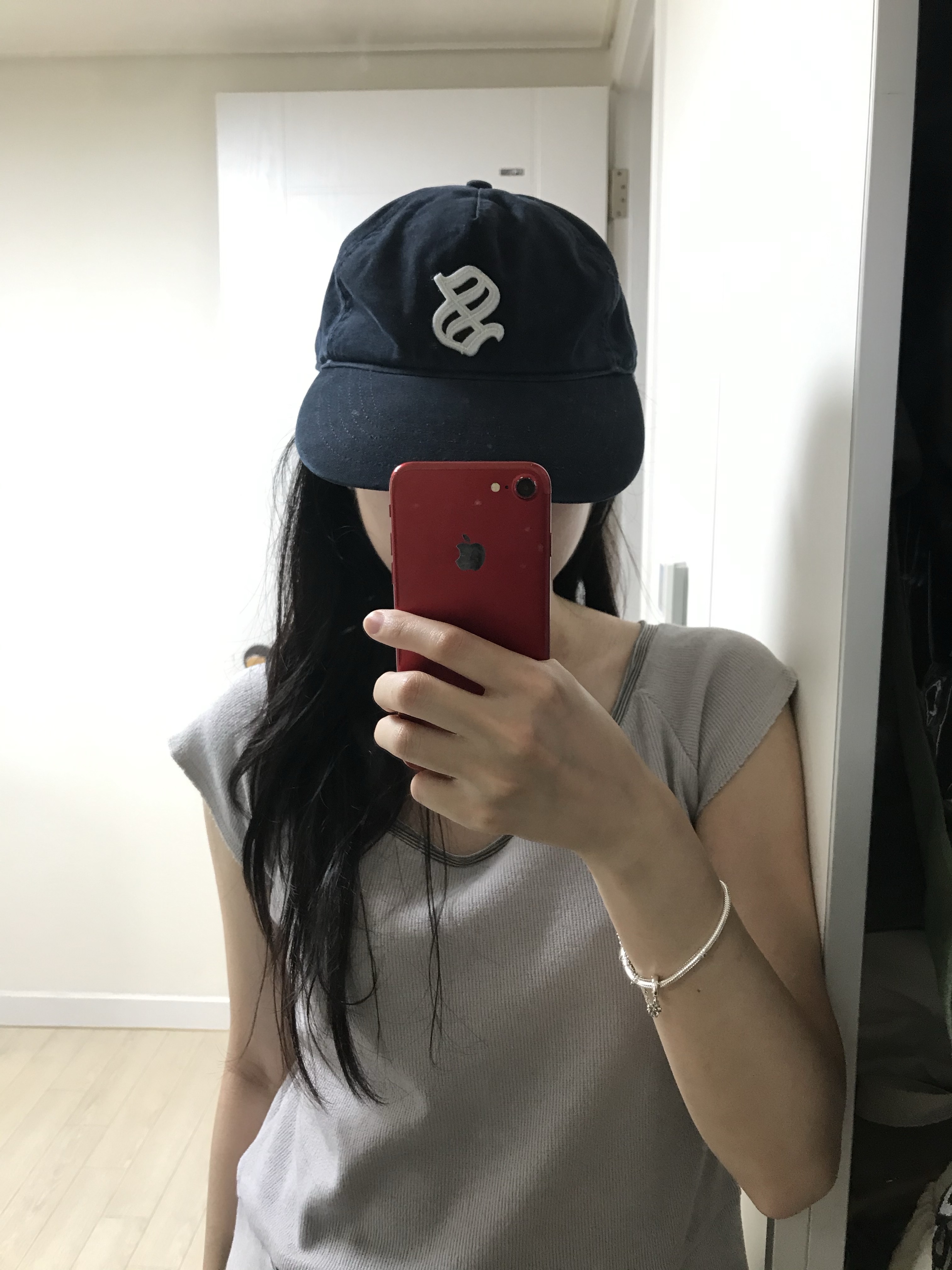 [예약 배송] Sunday Ceremony Old English Applique Logo Cap - Navy 착용 스타일 - 1