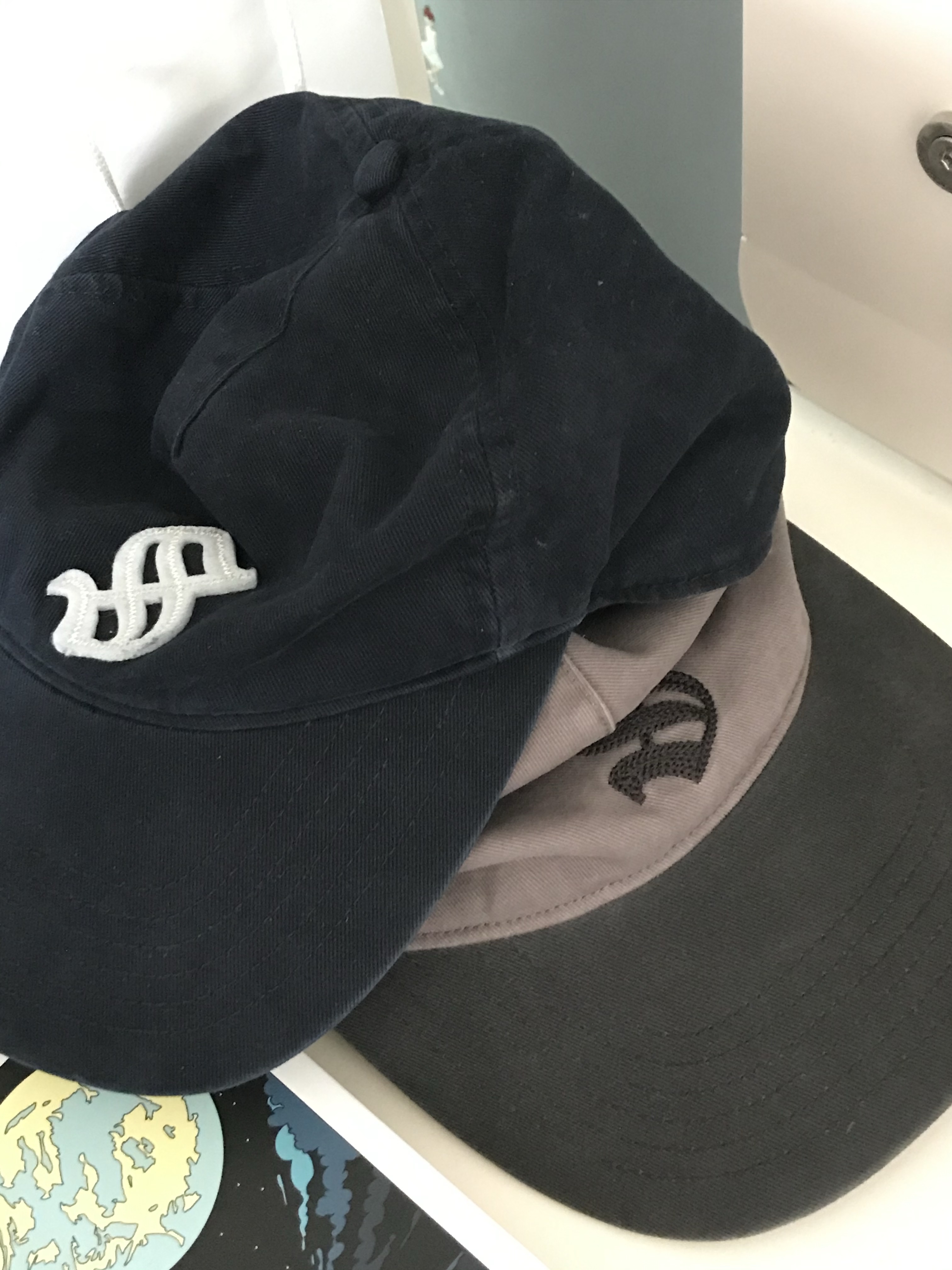 [예약 배송] Sunday Ceremony Old English Applique Logo Cap - Navy 착용 스타일 - 2