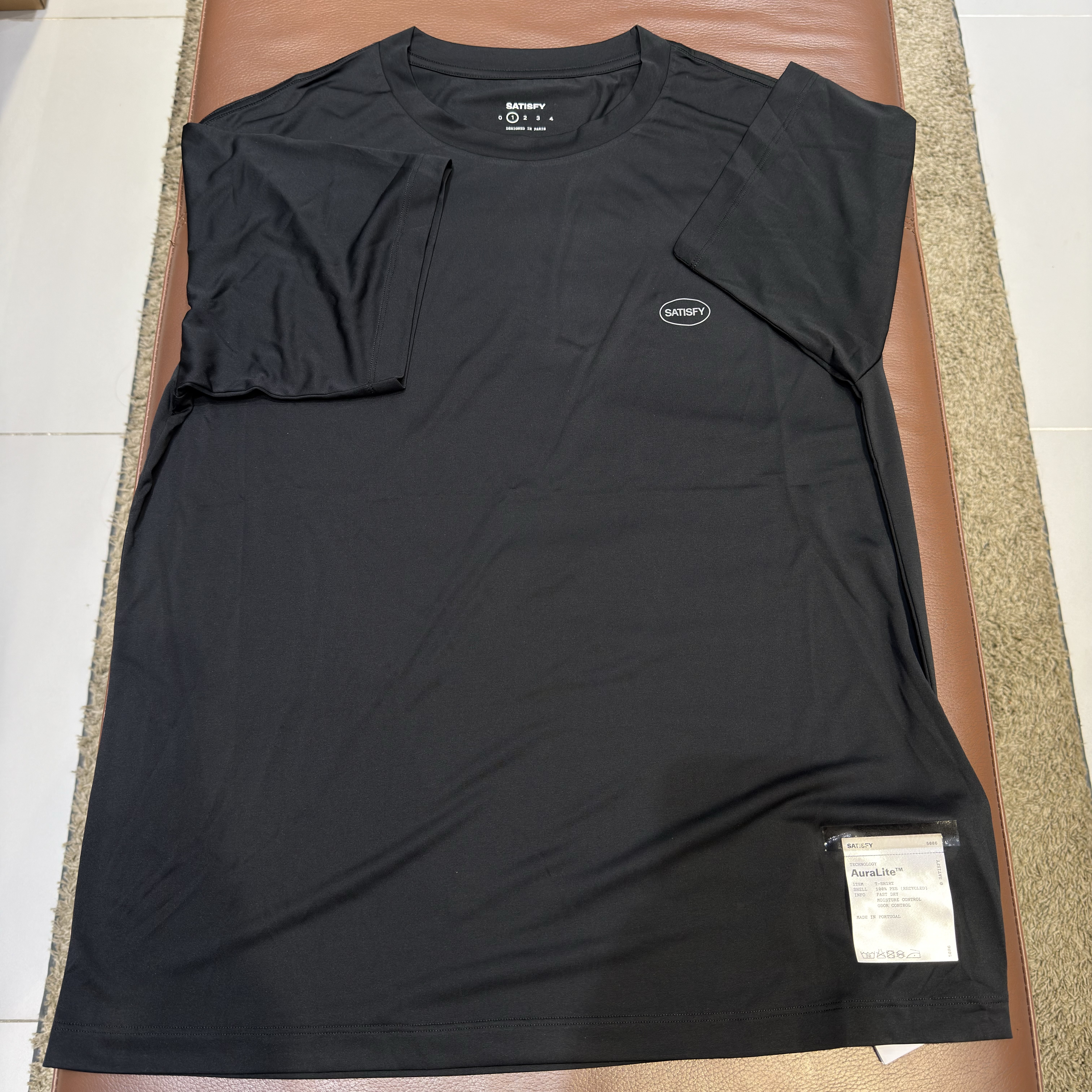 Satisfy AuraLite T-Shirt Black 착용 스타일 - 3