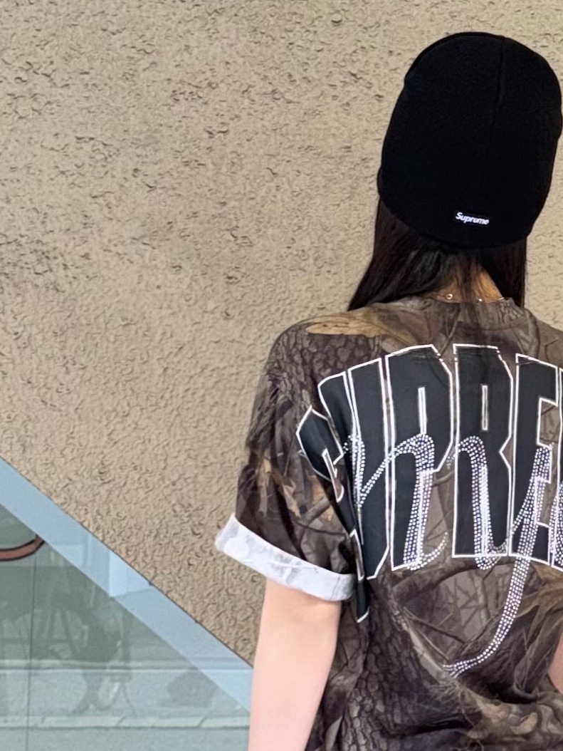 Supreme New Era Rhinestone Beanie Black - 26SS, Supreme Rhinestone Script S/S Top Realtree Hardwoods Camo  - 26SS 착용 스타일 - 3