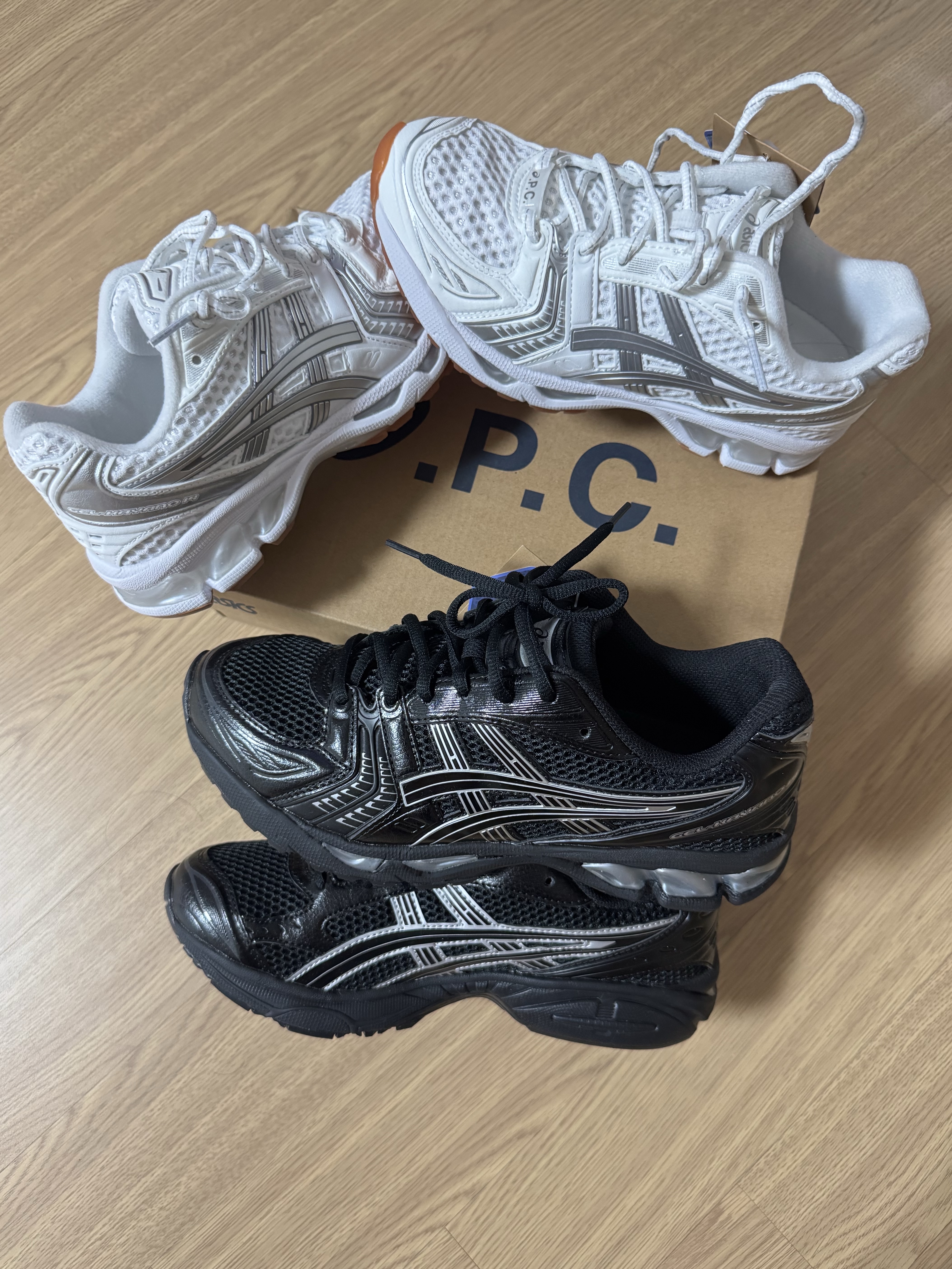 Asics x A.P.C. Gel-Kayano 14 White Pure Silver, Asics Gel-Kayano 14 Black Pure Silver 착용 스타일