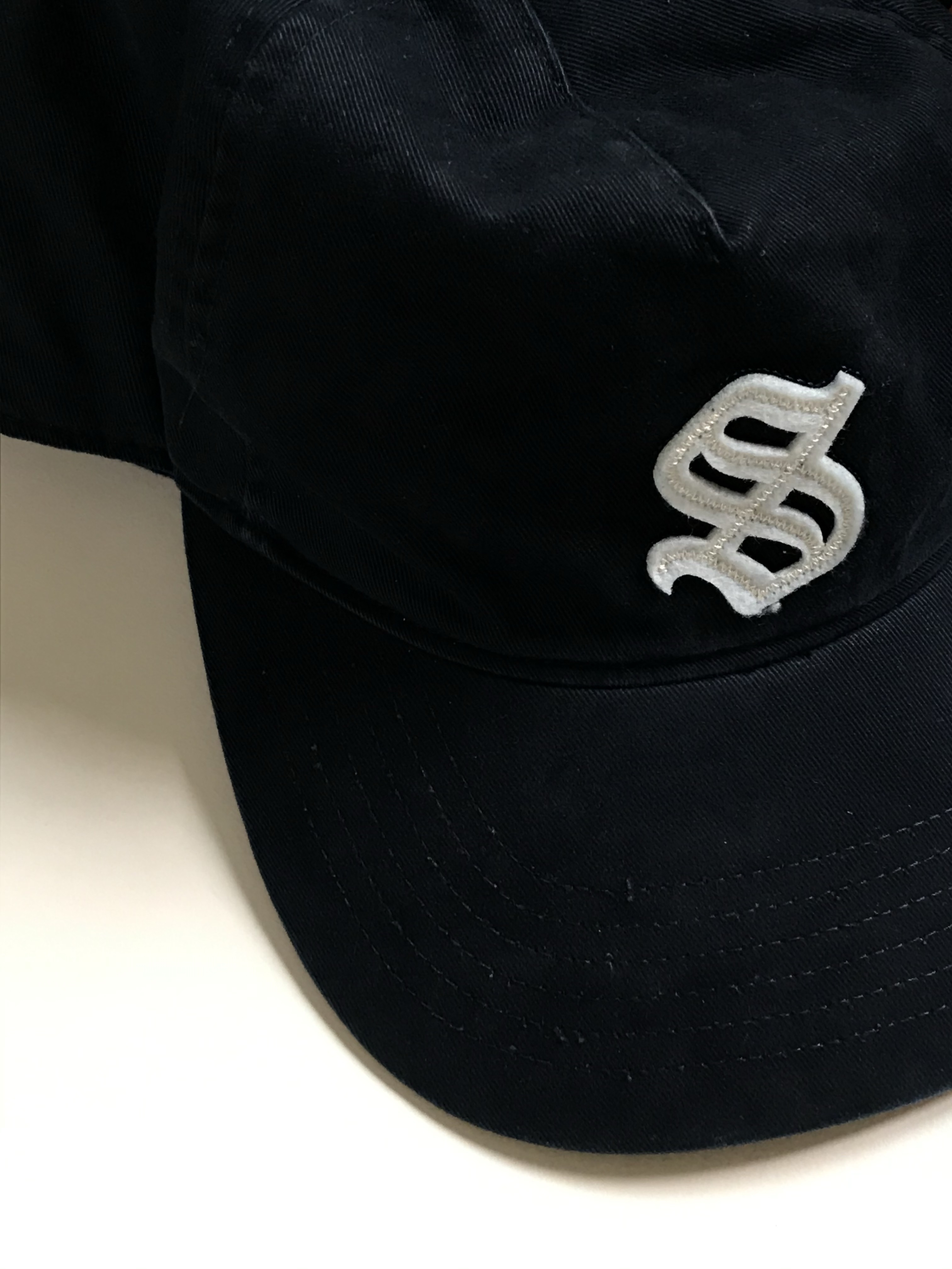 [예약 배송] Sunday Ceremony Old English Applique Logo Cap - Navy 착용 스타일 - 3