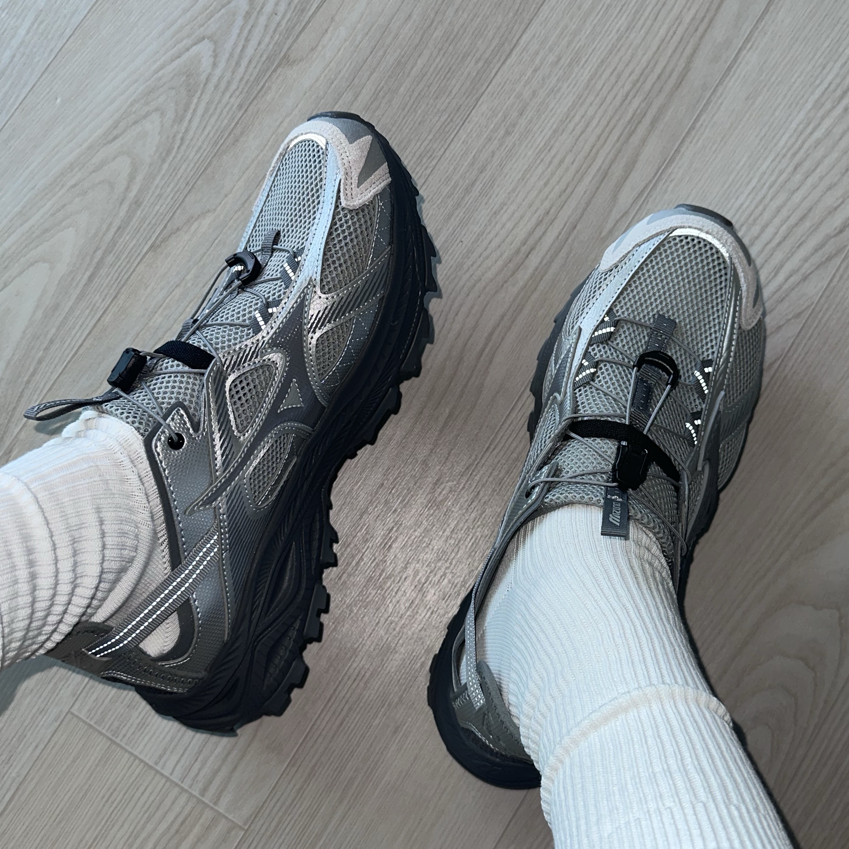 Mizuno Racer Trail SE Silver Grey, Gentle Monster Kiko 01 Black Black 착용 스타일 - 5