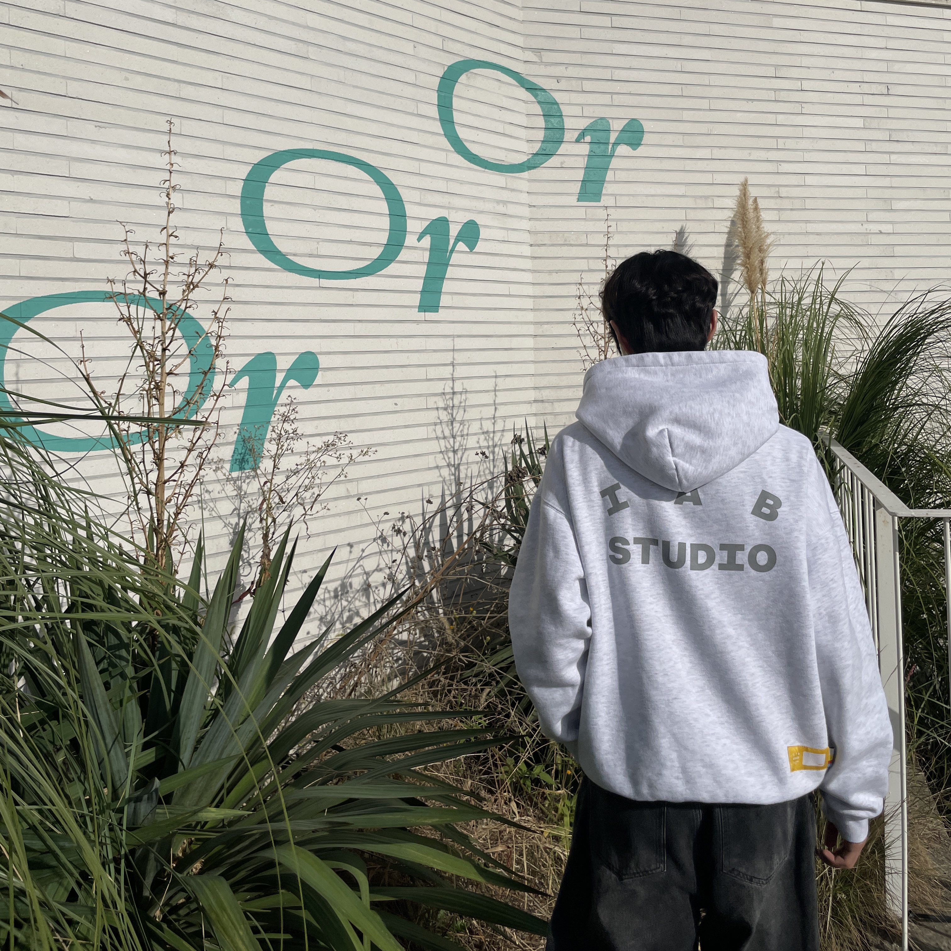 IAB Studio Hoodie Light Gray 착용 스타일