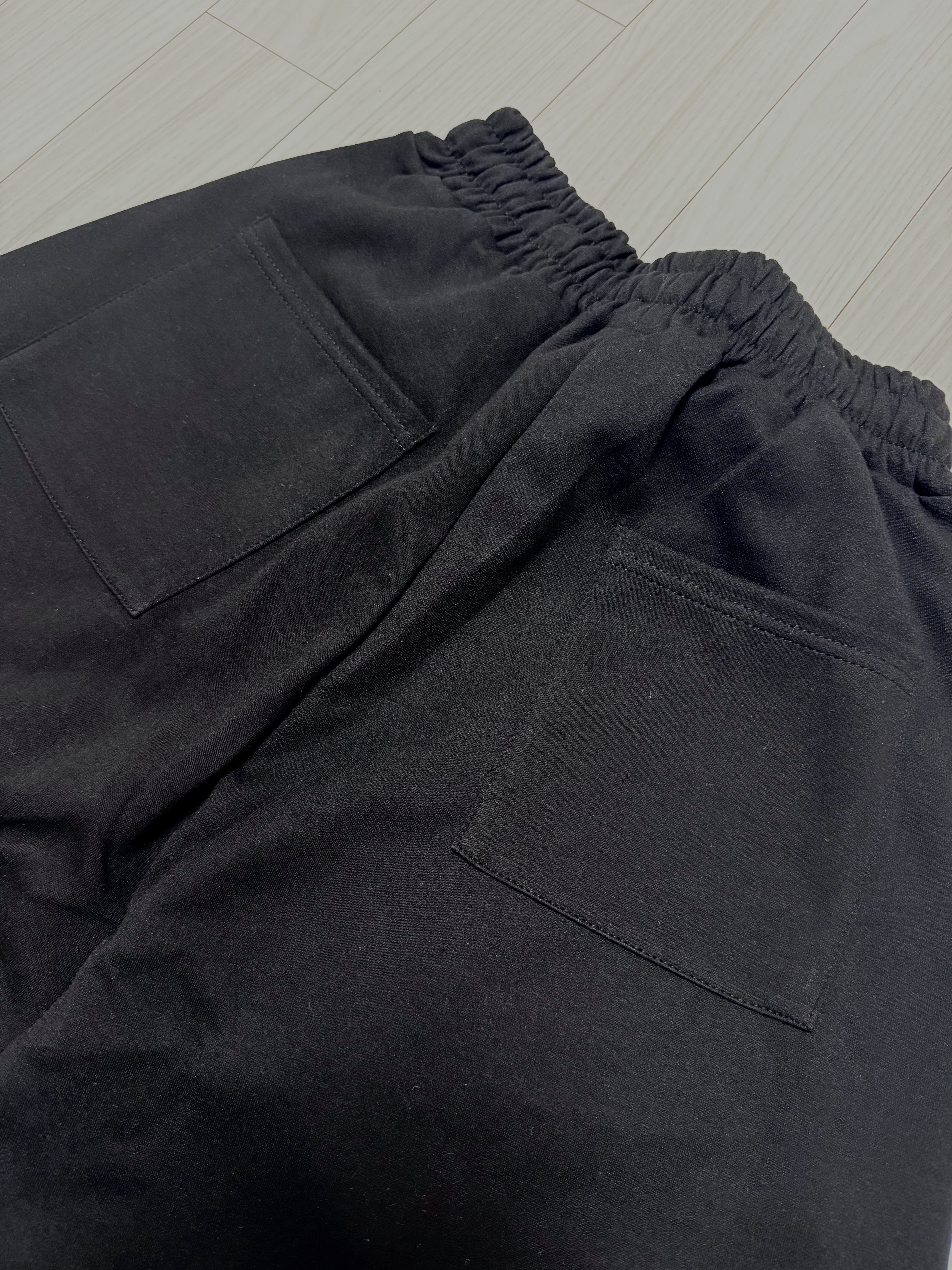 [KREAM 단독] Knitted 1989 Sunrise Graphic Bermuda Half Pants Black, [KREAM 단독] Knitted 1989 Sunrise Graphic Bermuda Half Pants Melange Grey 착용 스타일 - 5