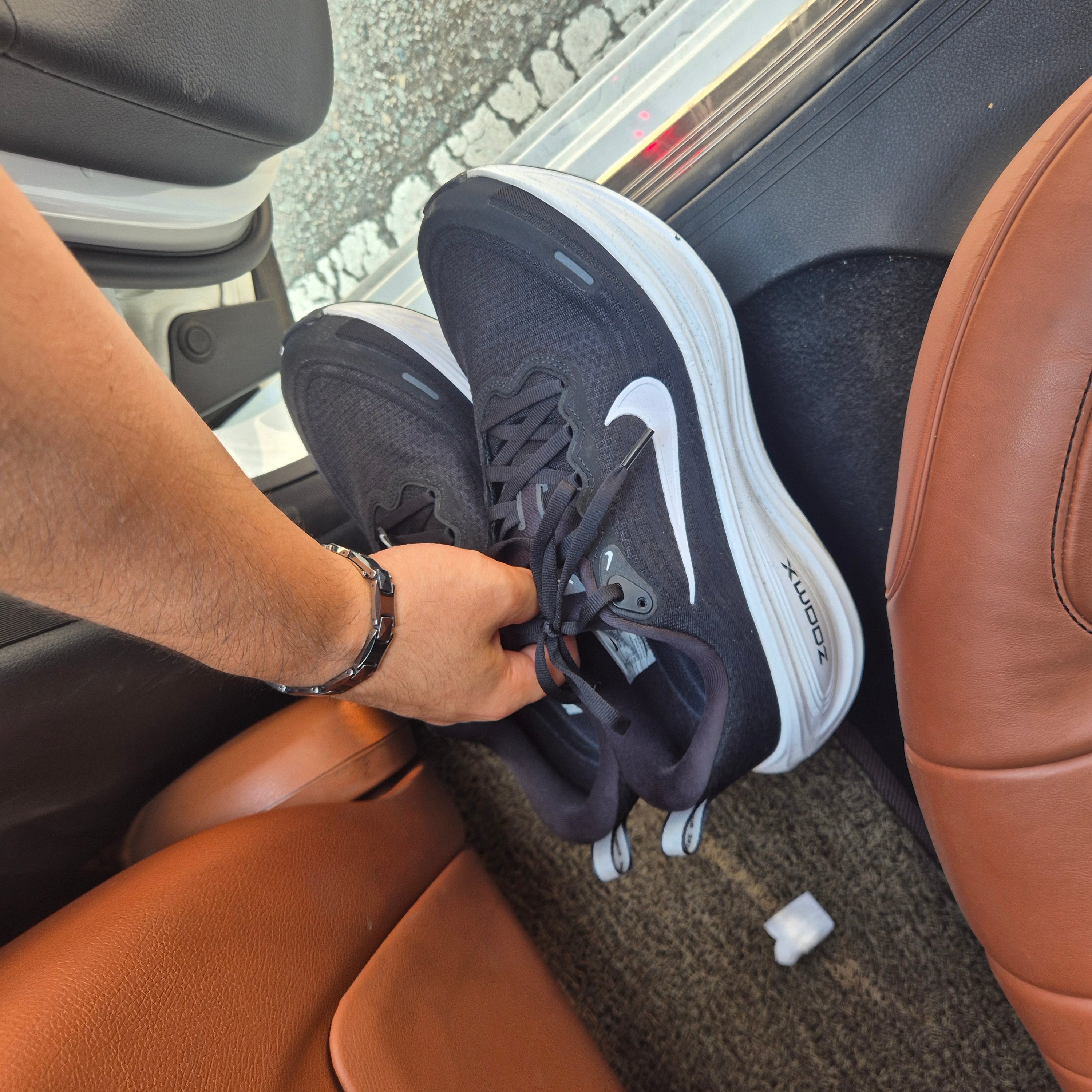 Nike Vomero Plus Black Cool Grey 착용 스타일