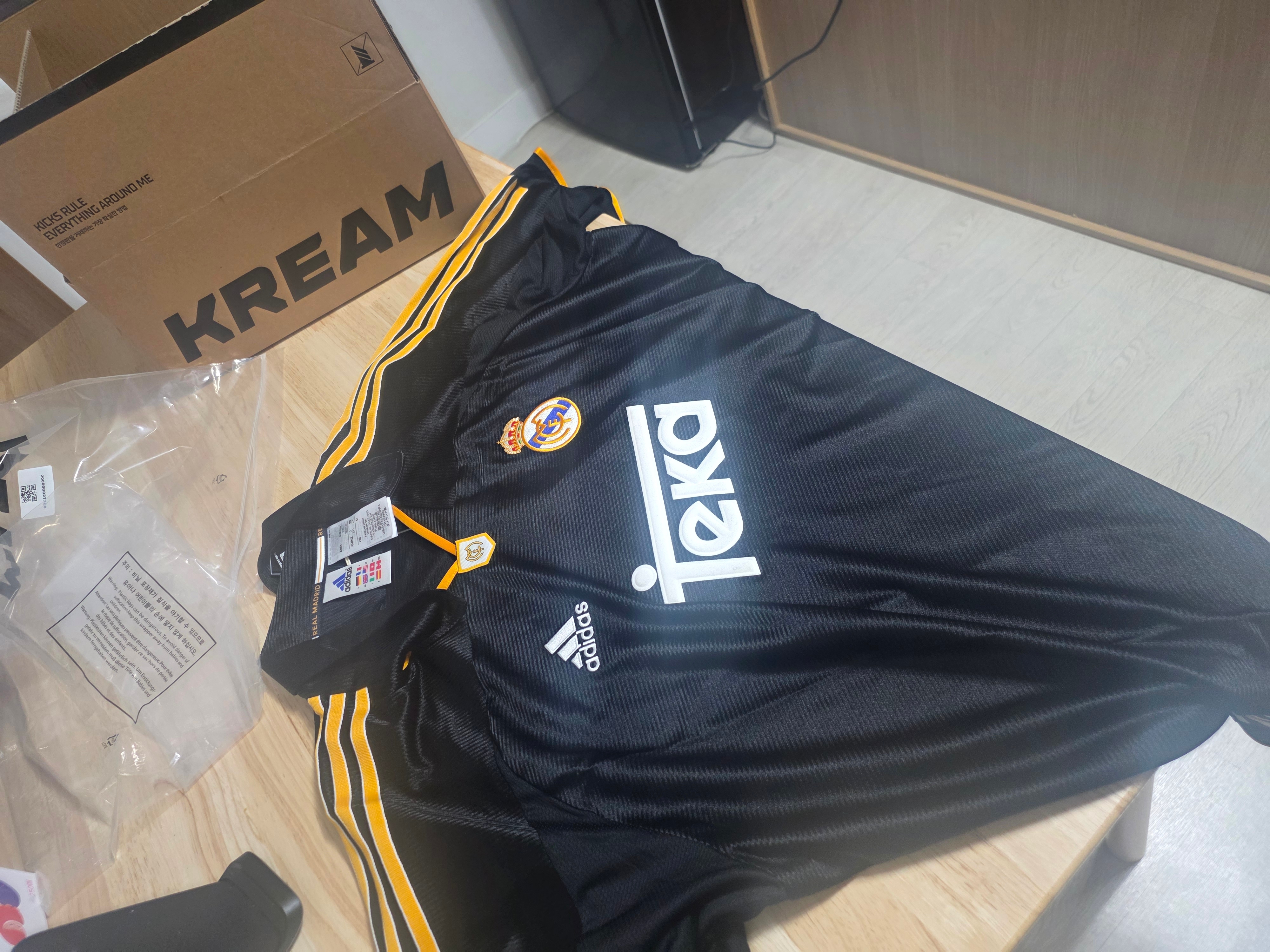 Adidas Real Madrid 99/00 Away Jersey Black - KR Sizing (Non Marking Ver.) 착용 스타일 - 2