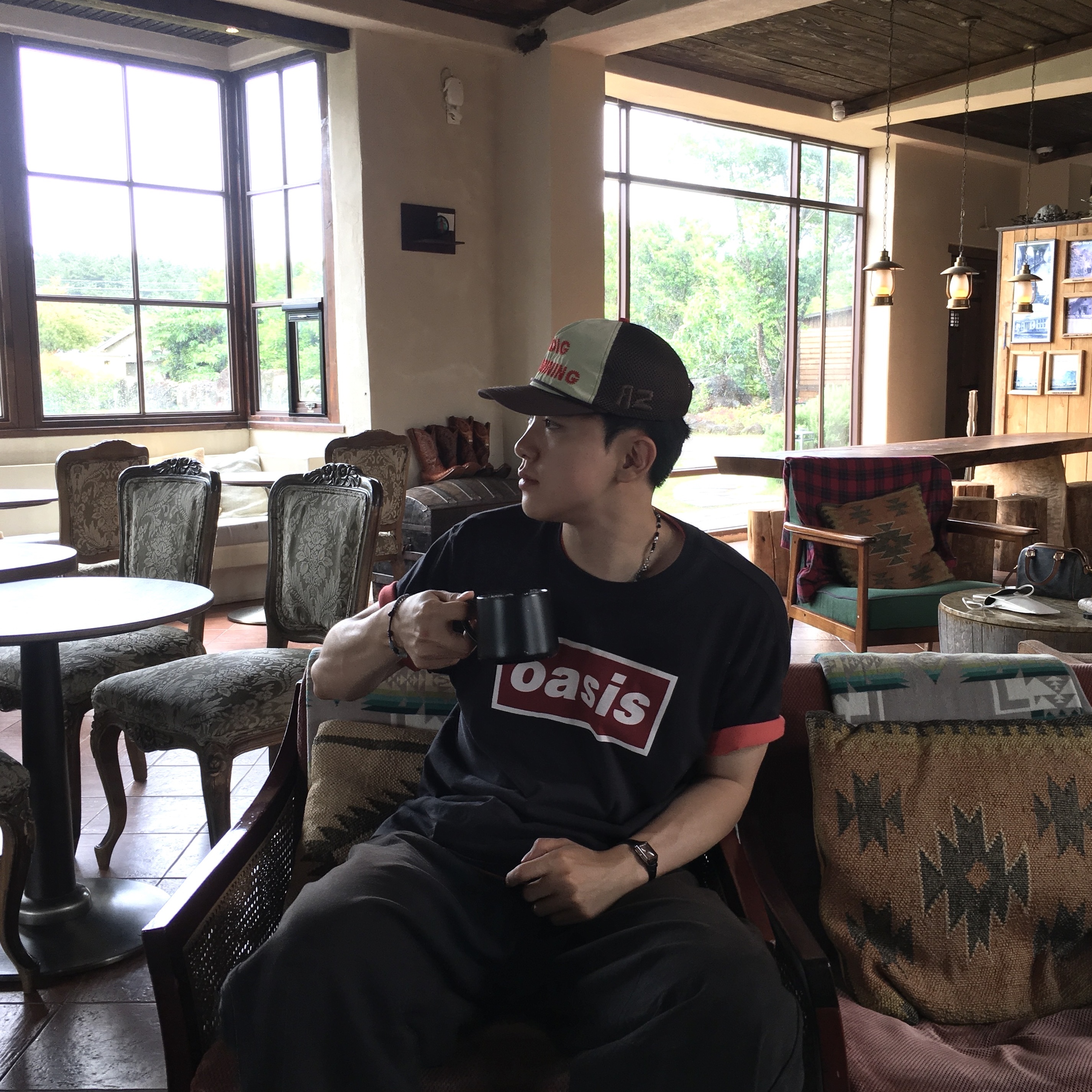 Levi's x Oasis Deca Logo T-Shirt Black, Alex Zono I Dig Running Trucker Hat OG Brown 착용 스타일 - 1