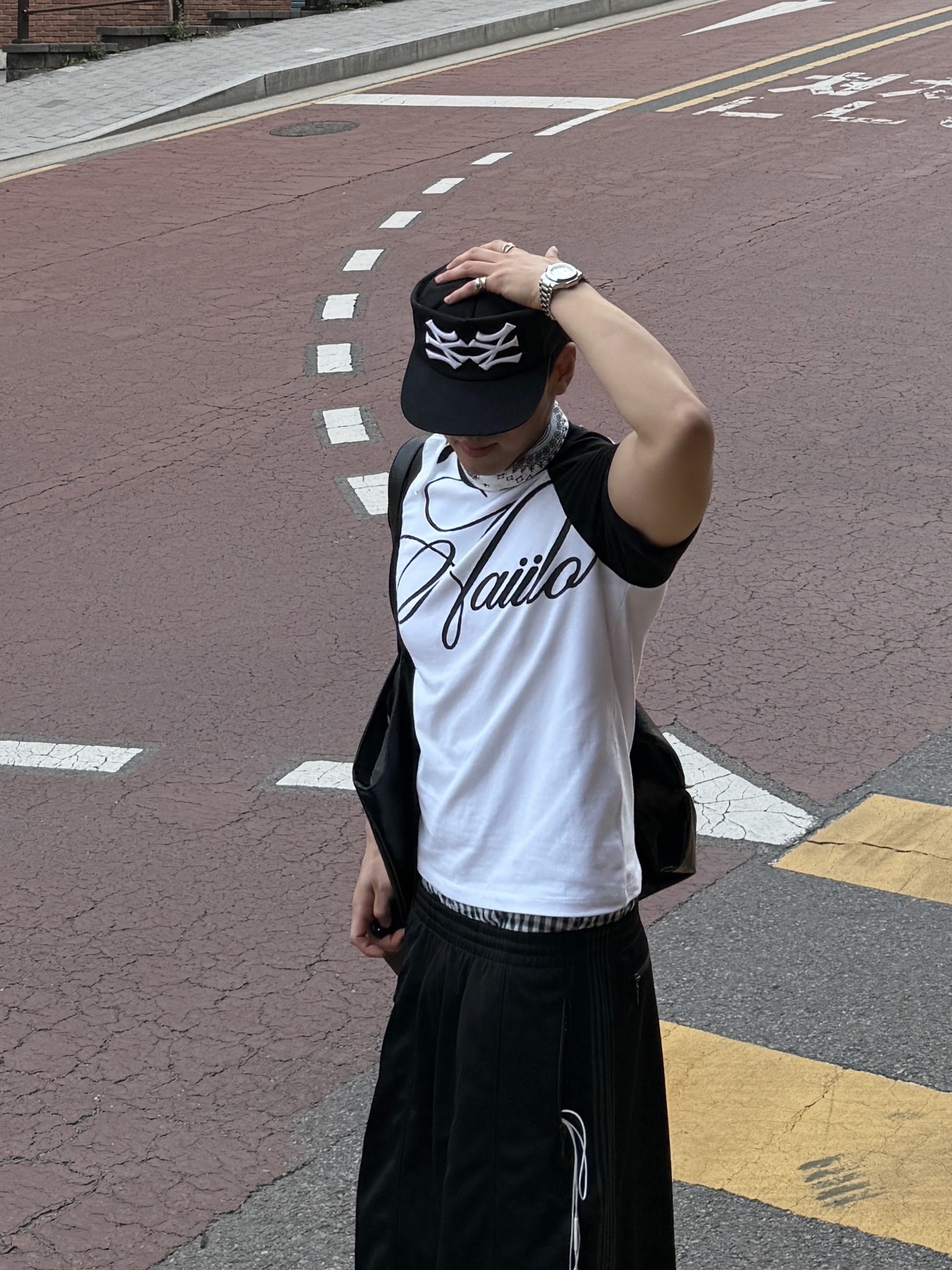 HAiiLO Signed Raglan Paper Black 착용 스타일 - 4