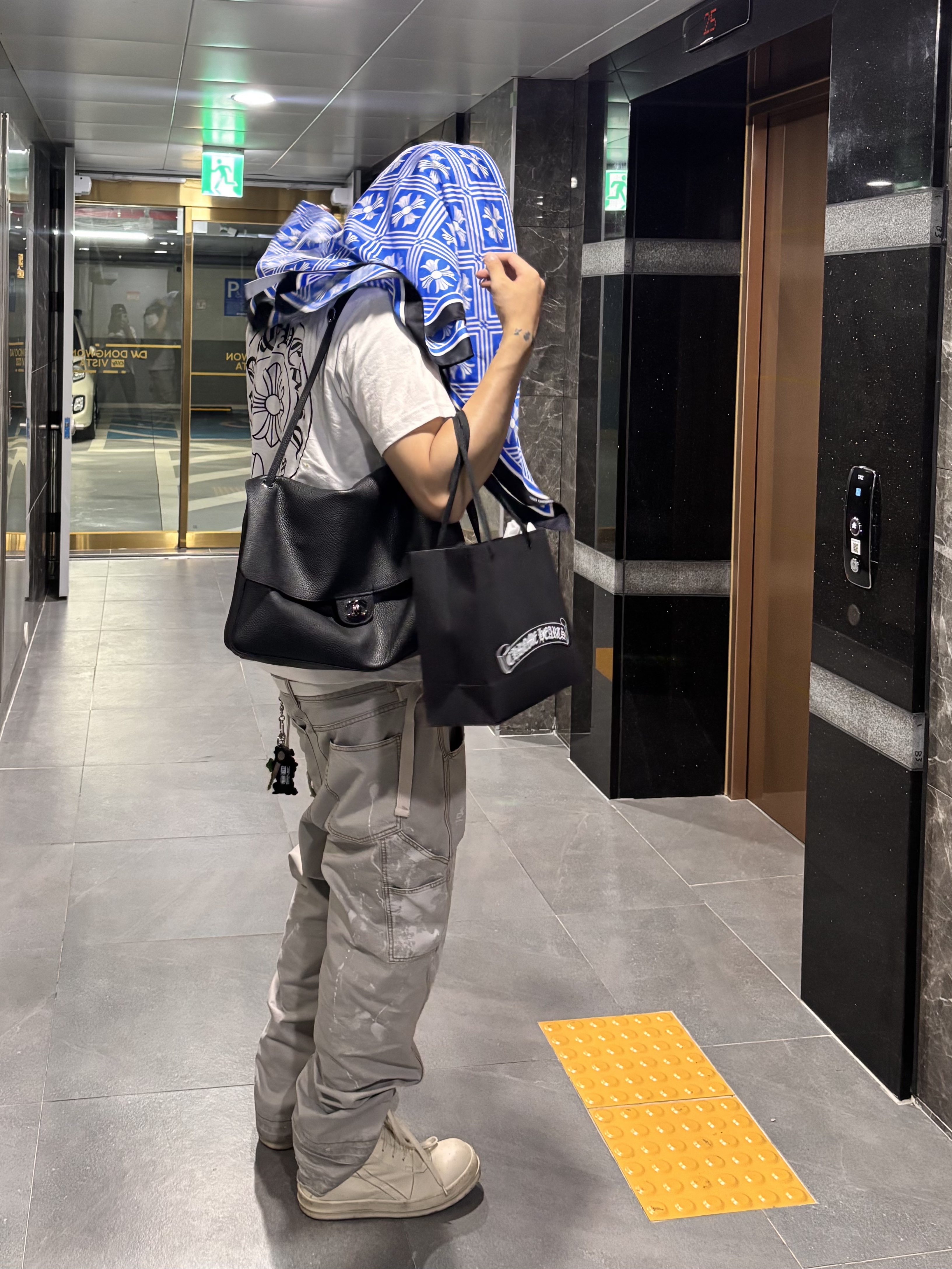 Chrome Hearts Silk Scarf Blue, Chrome Hearts Horseshoe Logo Pocket T-Shirt White 착용 스타일 - 2