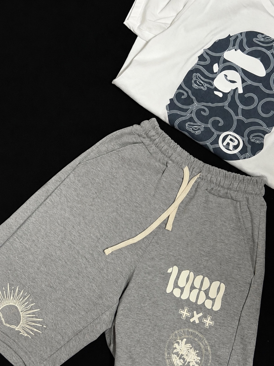 [KREAM 단독] Knitted 1989 Sunrise Graphic Bermuda Half Pants Melange Grey, BAPE Japanese Cloud Camo Big Ape Head T-Shirt White 착용 스타일 - 6