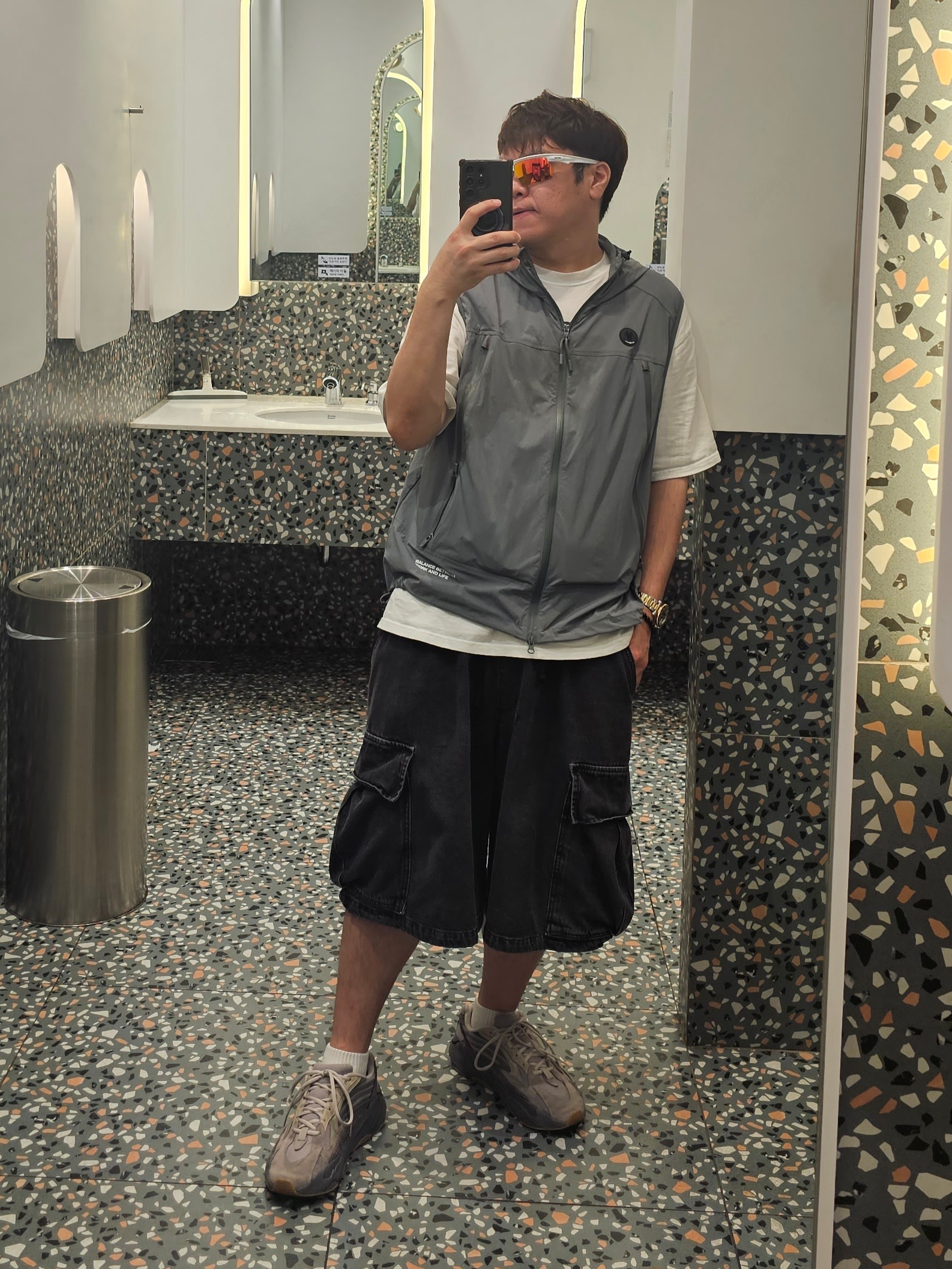 Adidas Yeezy Boost 700 V2 Tephra 2023, Oakley BiSphaera Matte Grey Camo Frame Prizm Sapphire Polarized Lenses High Bridge Fit 착용 스타일 - 1