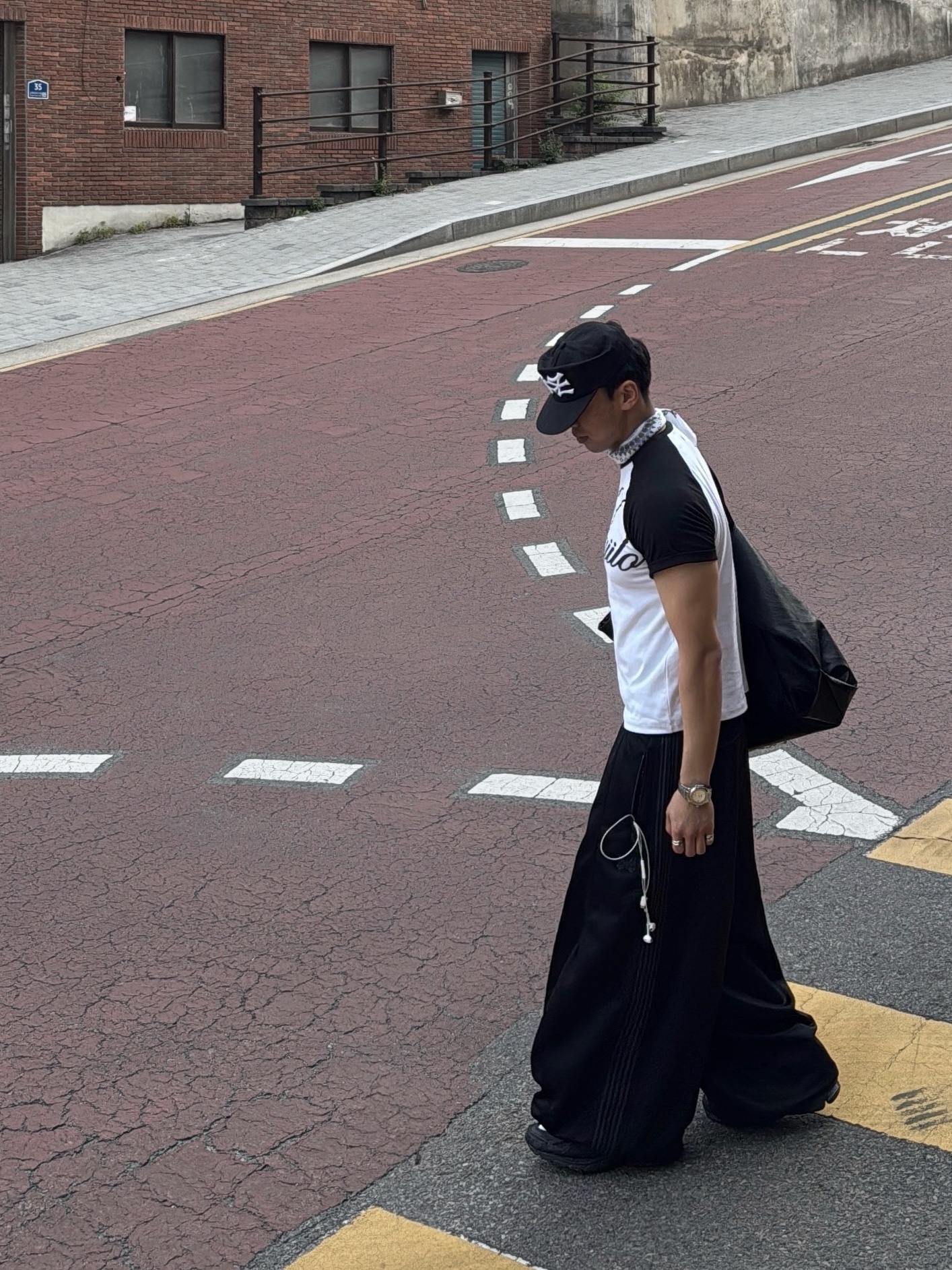 HAiiLO Signed Raglan Paper Black 착용 스타일 - 6