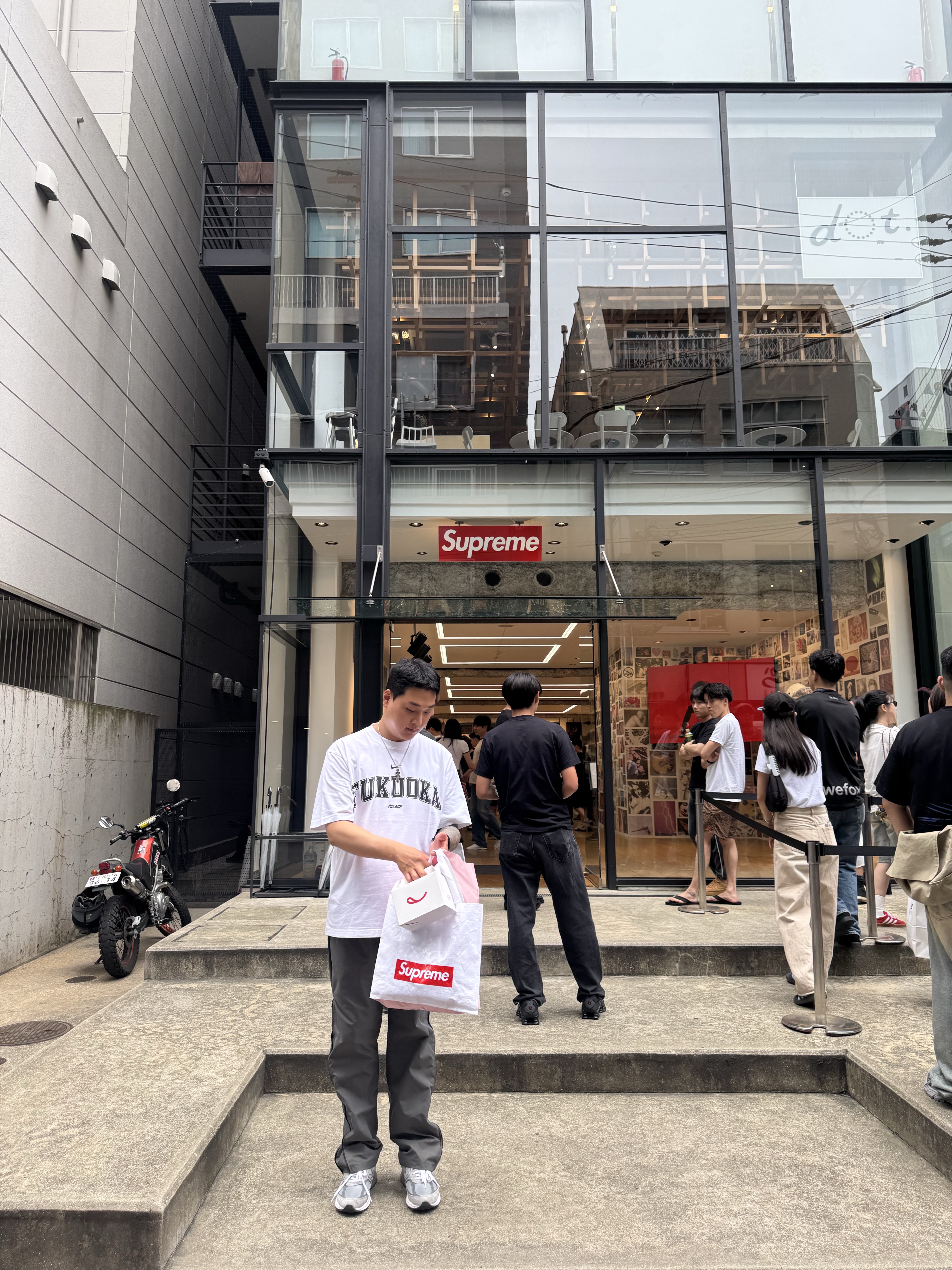 Palace x Nike Shop T-Shirt Fukuoka White - 26SS, Palace x Nike Shop T-Shirt Seoul White - 26SS 착용 스타일 - 3