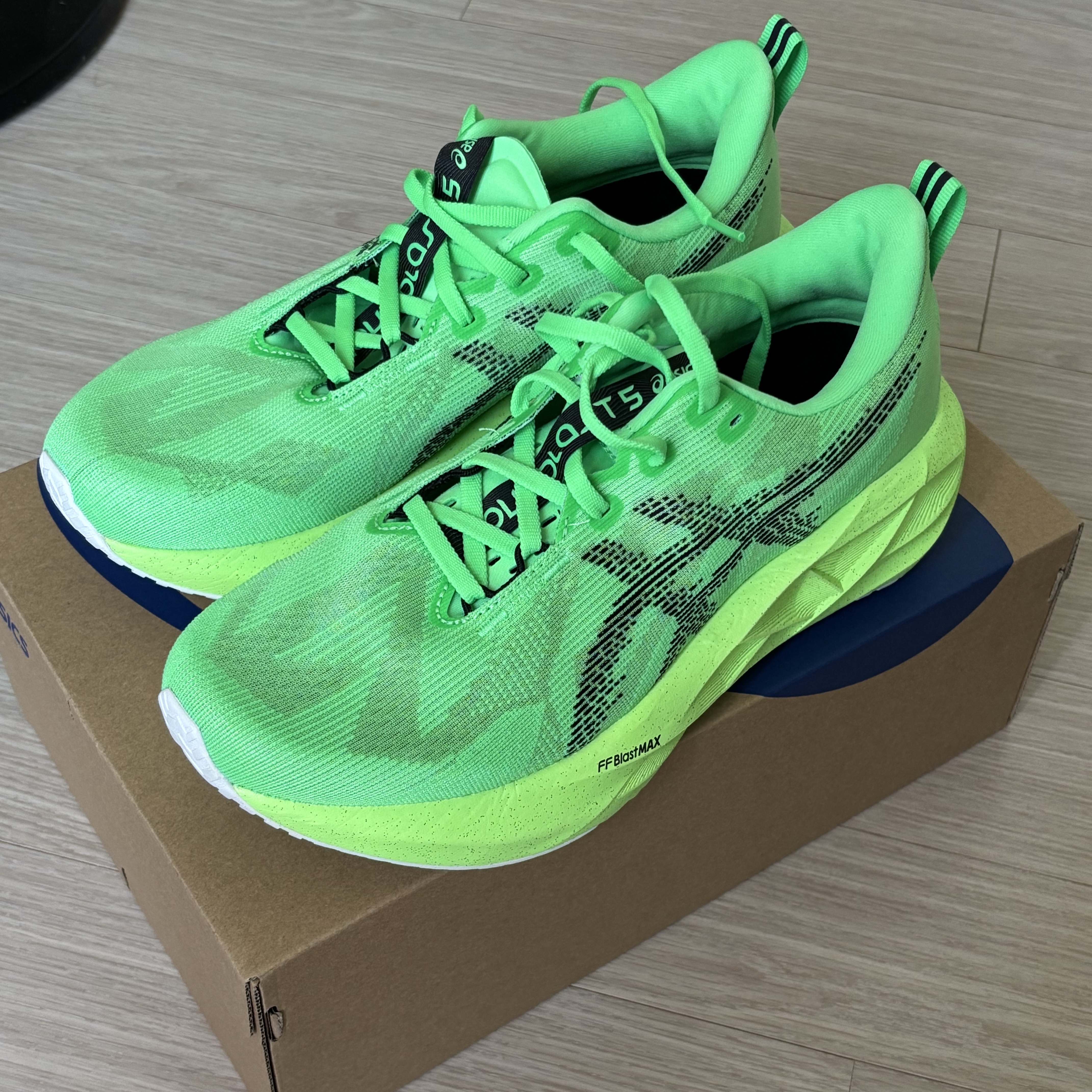 Asics Novablast 5 Ekiden Vital Green Black 착용 스타일