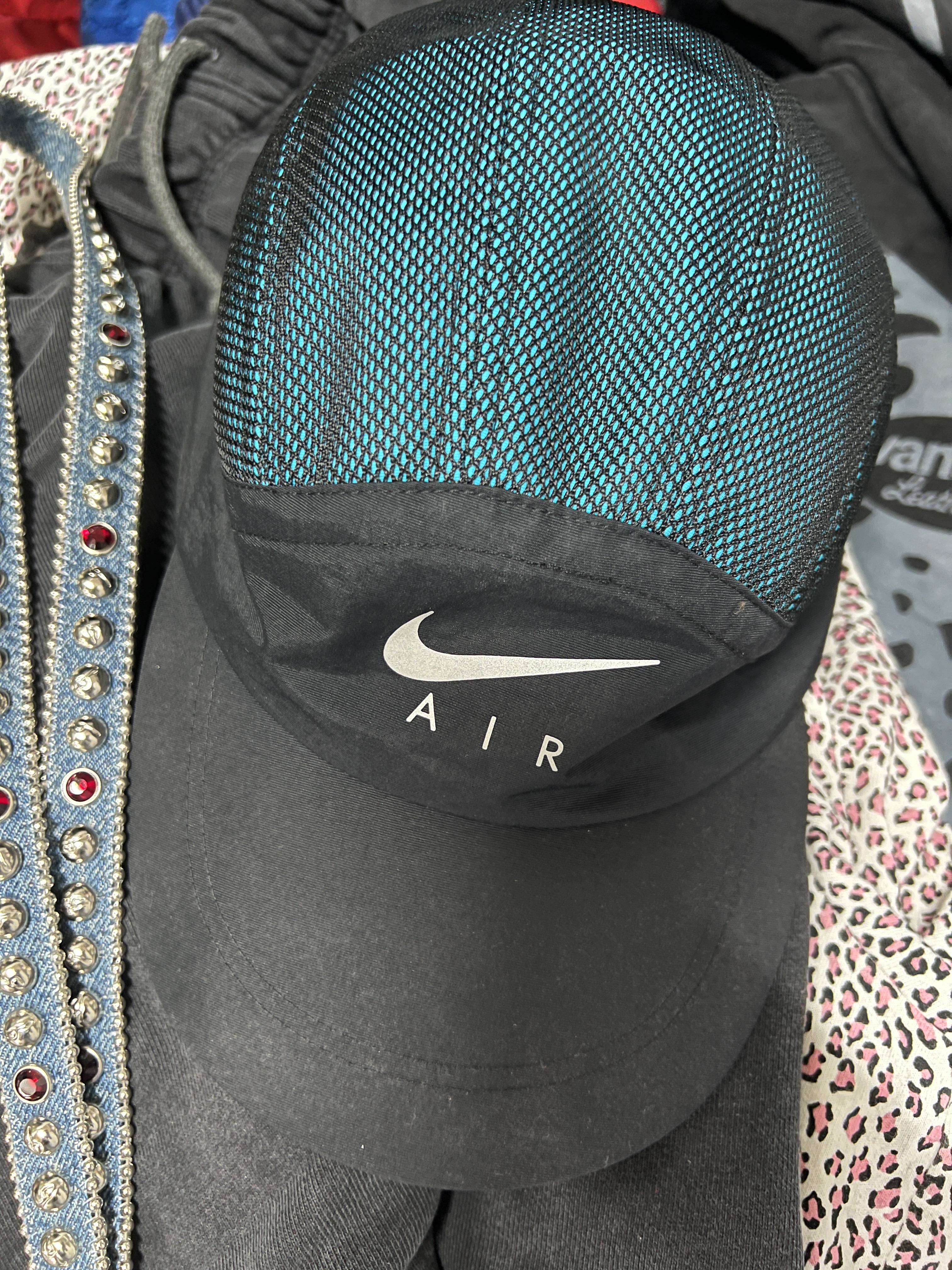 Supreme x Nike Trail Running Hat Blue - 17FW, Supreme Leopard Silk S/S Shirt Pink - 22SS 착용 스타일