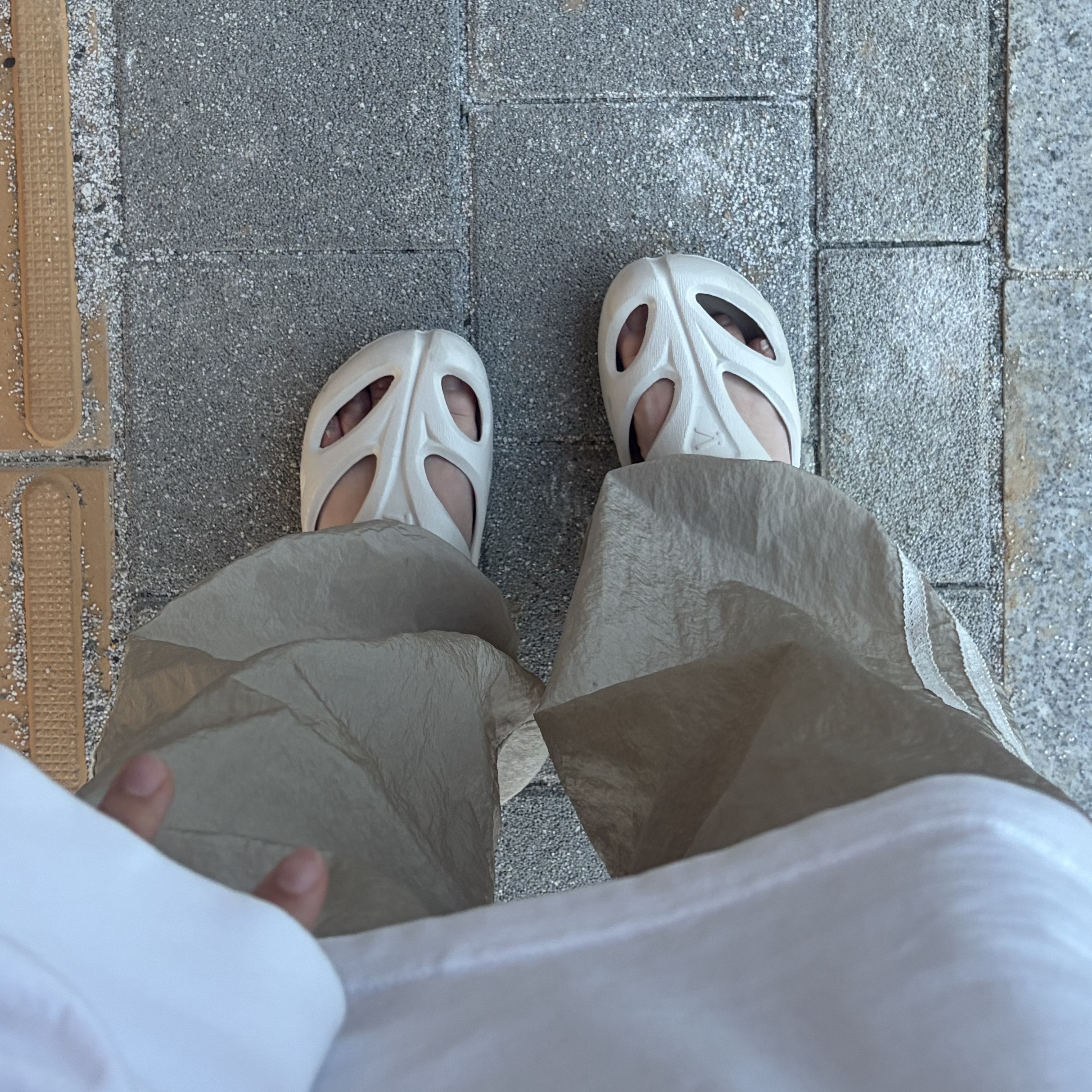 (W) Keen Shanti Clog White Latte 착용 스타일