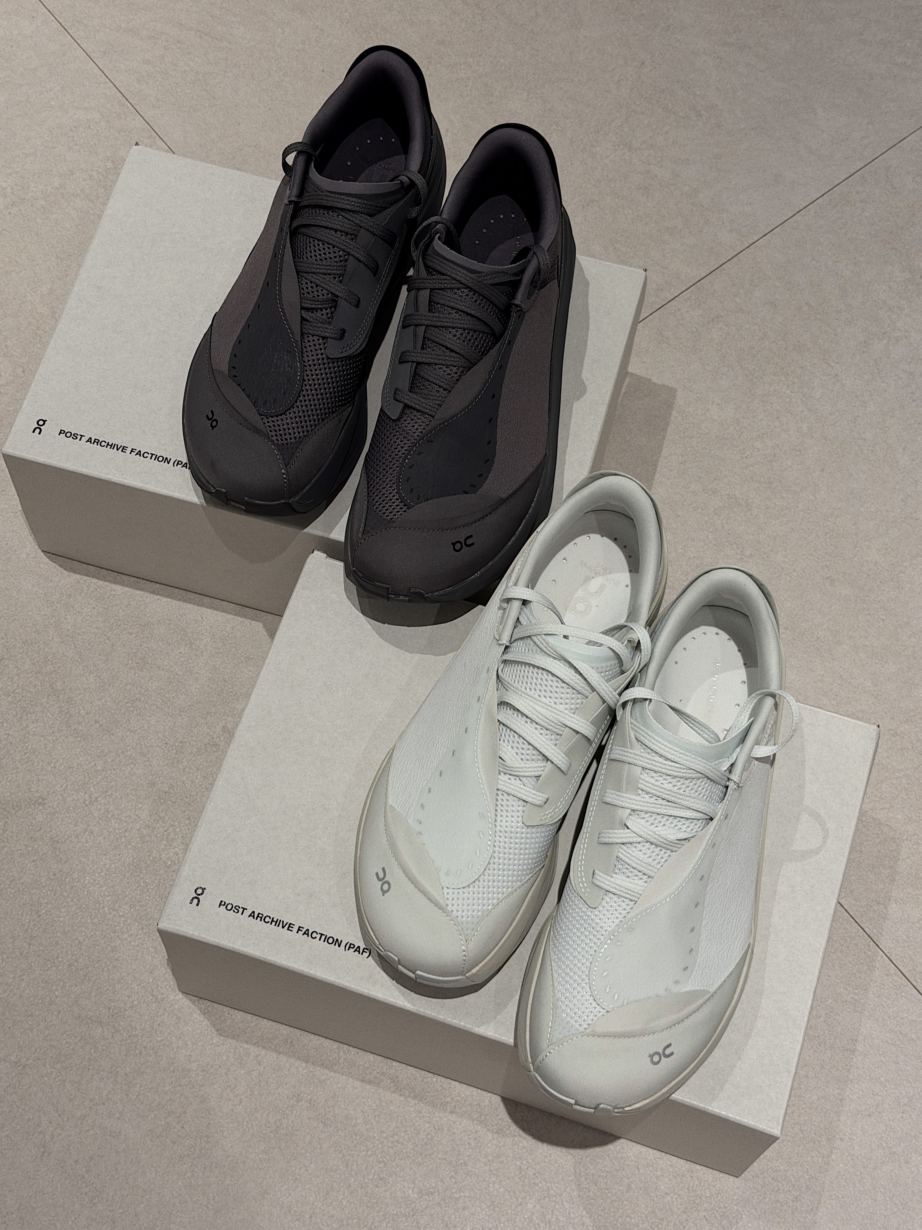 On Running x Post Archive Faction (Paf) Cloudboom Volt Ember Pebble, On Running x Post Archive Faction (Paf) Cloudboom Volt White Gale 착용 스타일 - 1