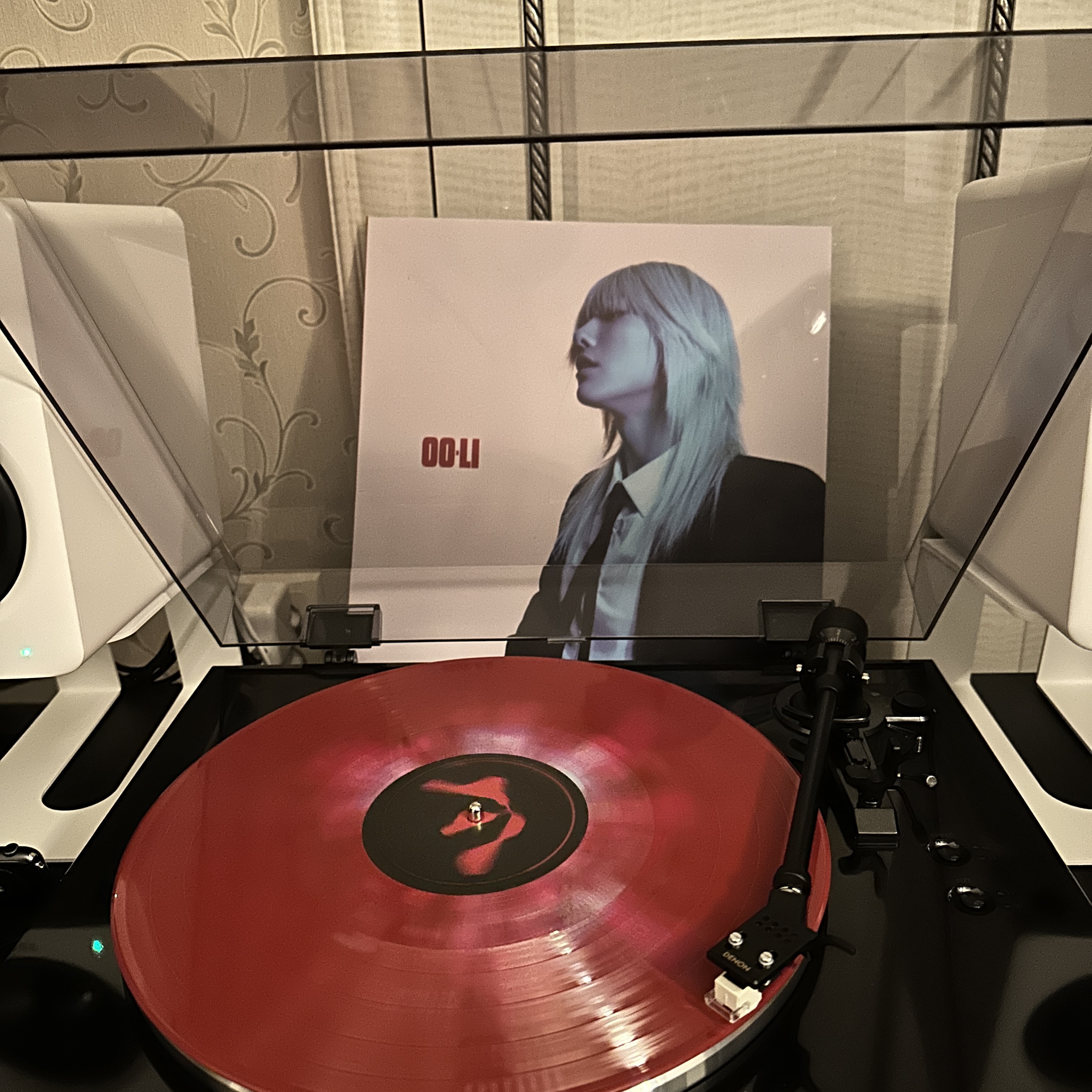 Woodz OO-LI 5th Mini Album LP Red 착용 스타일