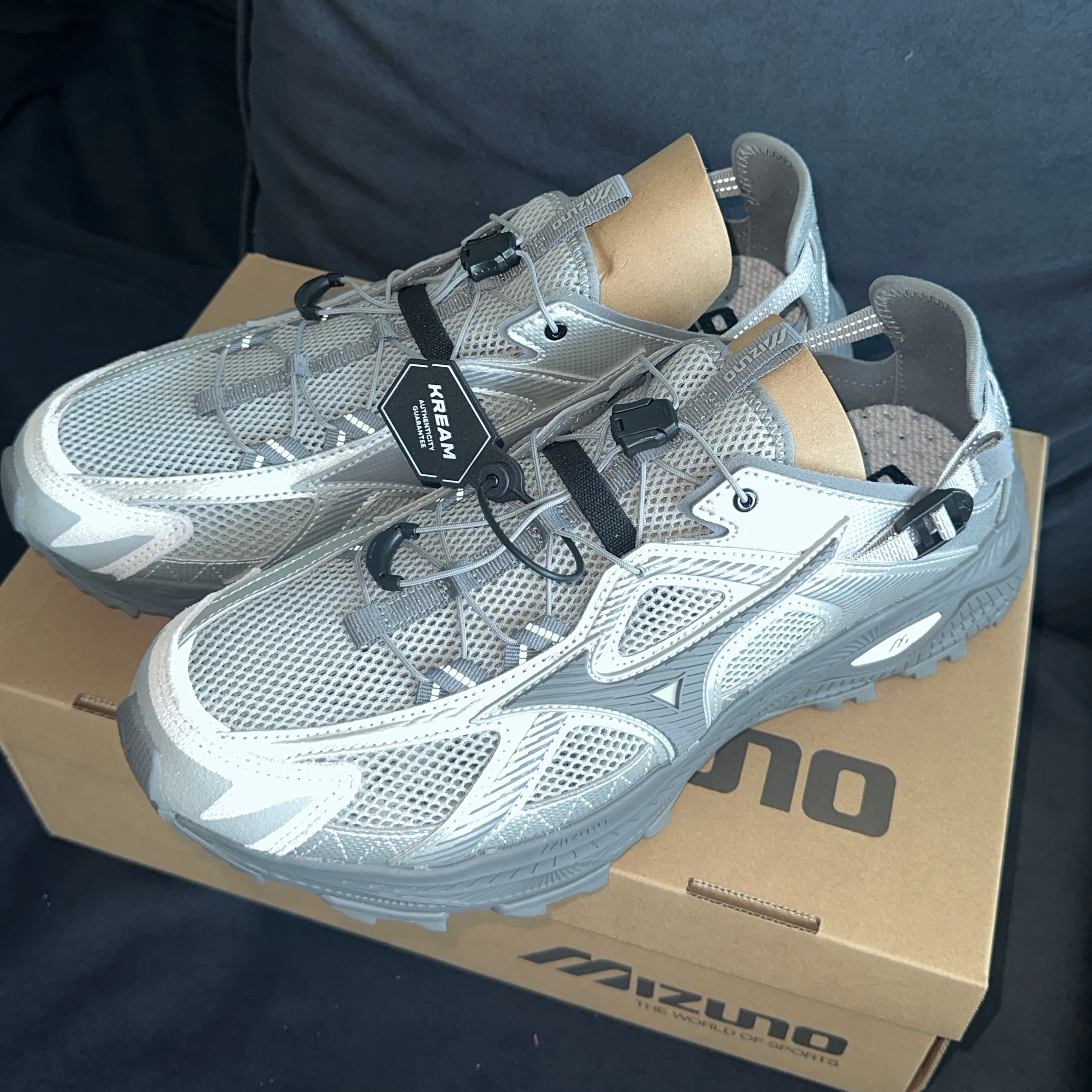 Mizuno Racer Trail SE Silver Grey, Gentle Monster Kiko 01 Black Black 착용 스타일 - 4