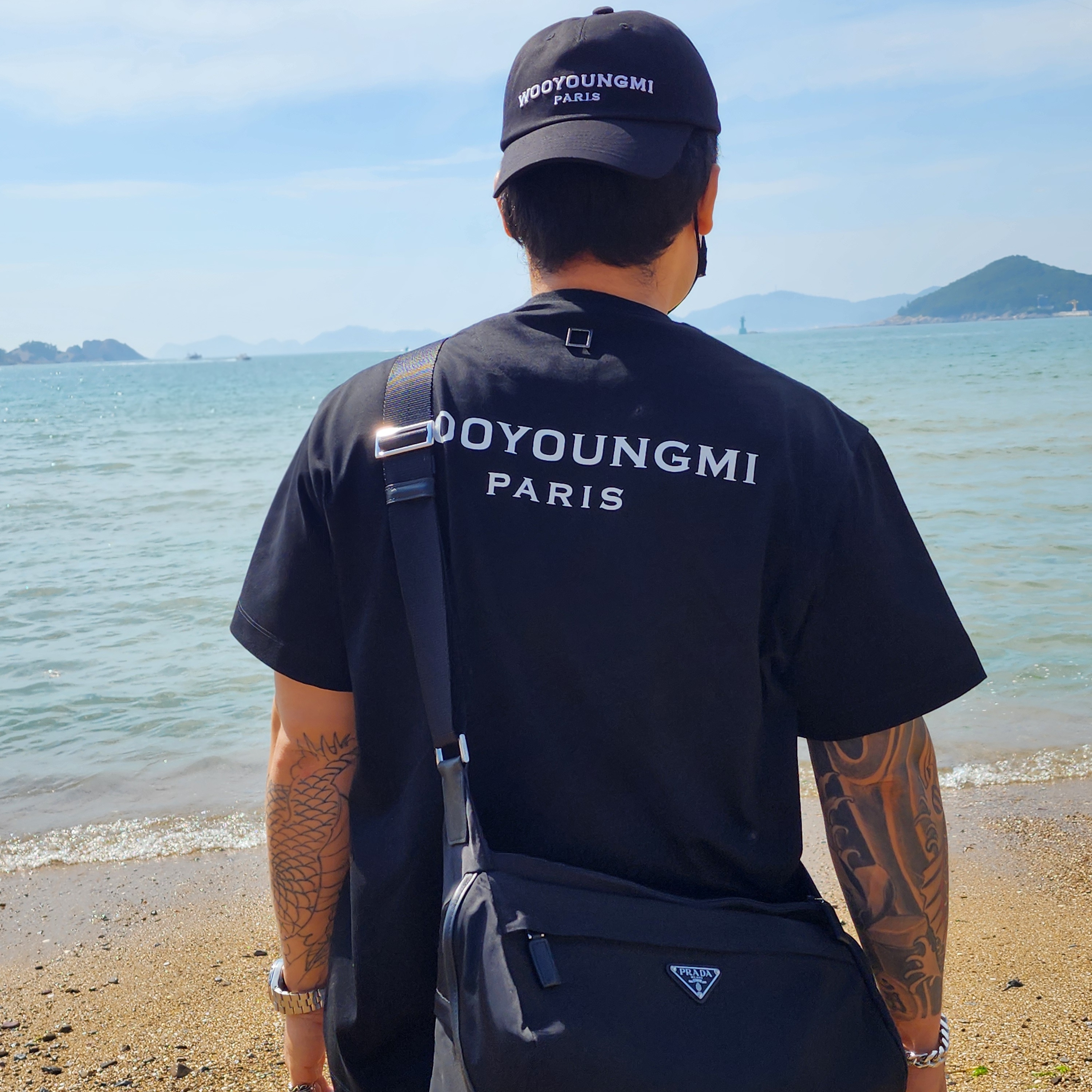 Wooyoungmi White Embroidered Logo Ball Cap Black, Wooyoungmi Cotton Back Logo T-Shirt Black - 25SS 착용 스타일 - 1