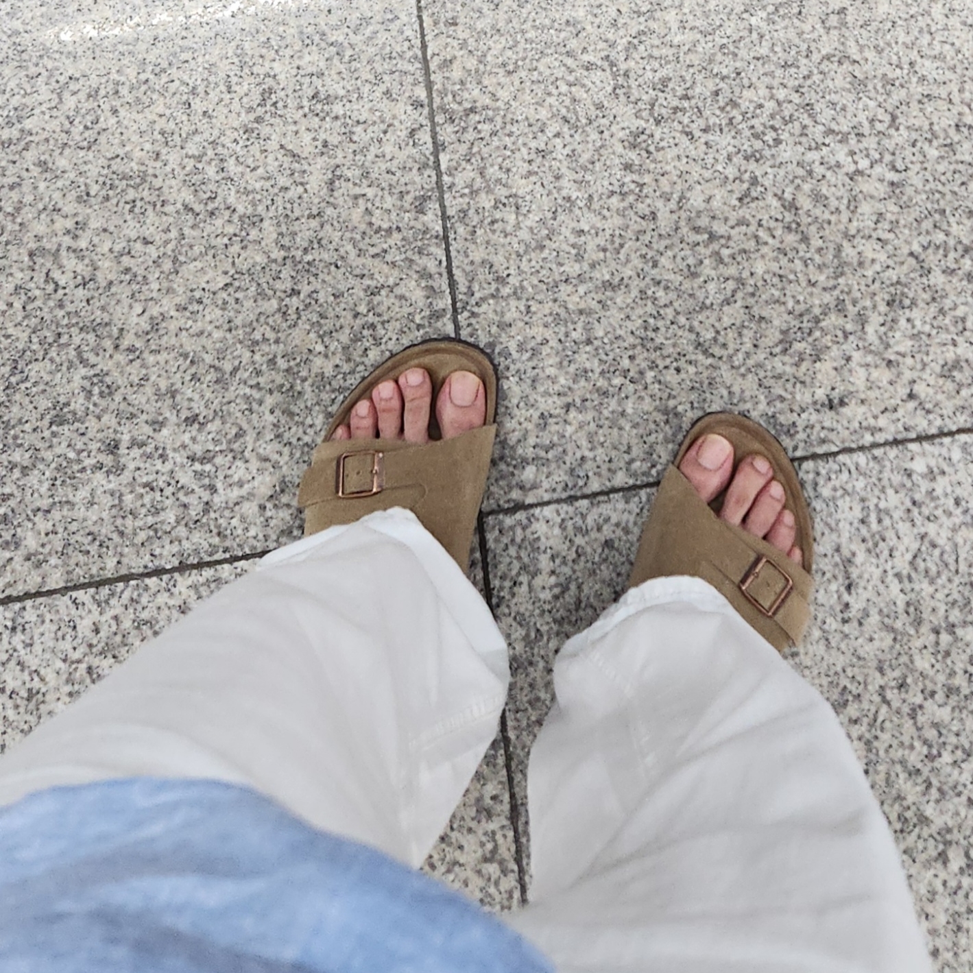 Birkenstock Zurich Suede Leather Taupe - Regular 착용 스타일