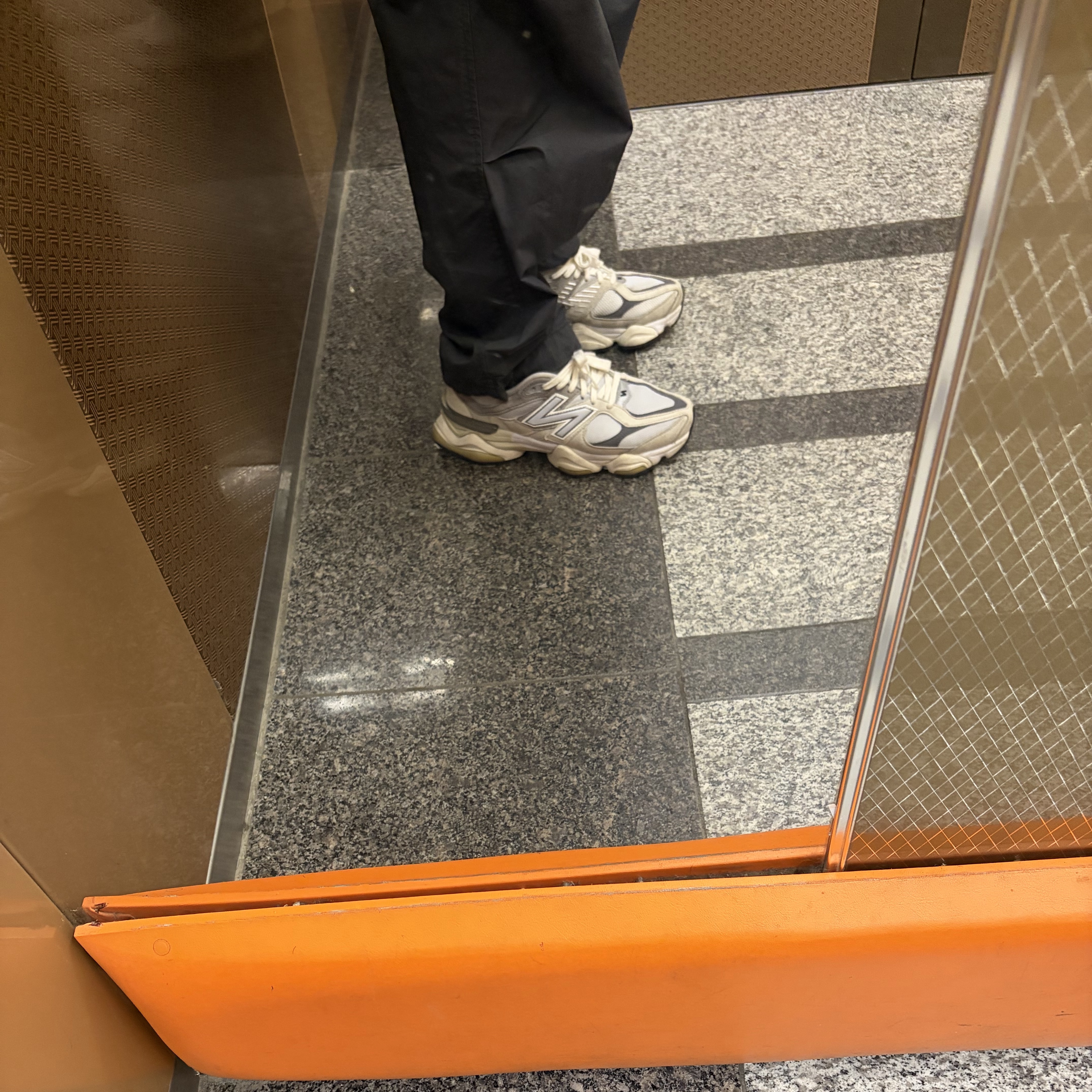 New Balance 9060 Rain Cloud Castlerock 착용 스타일