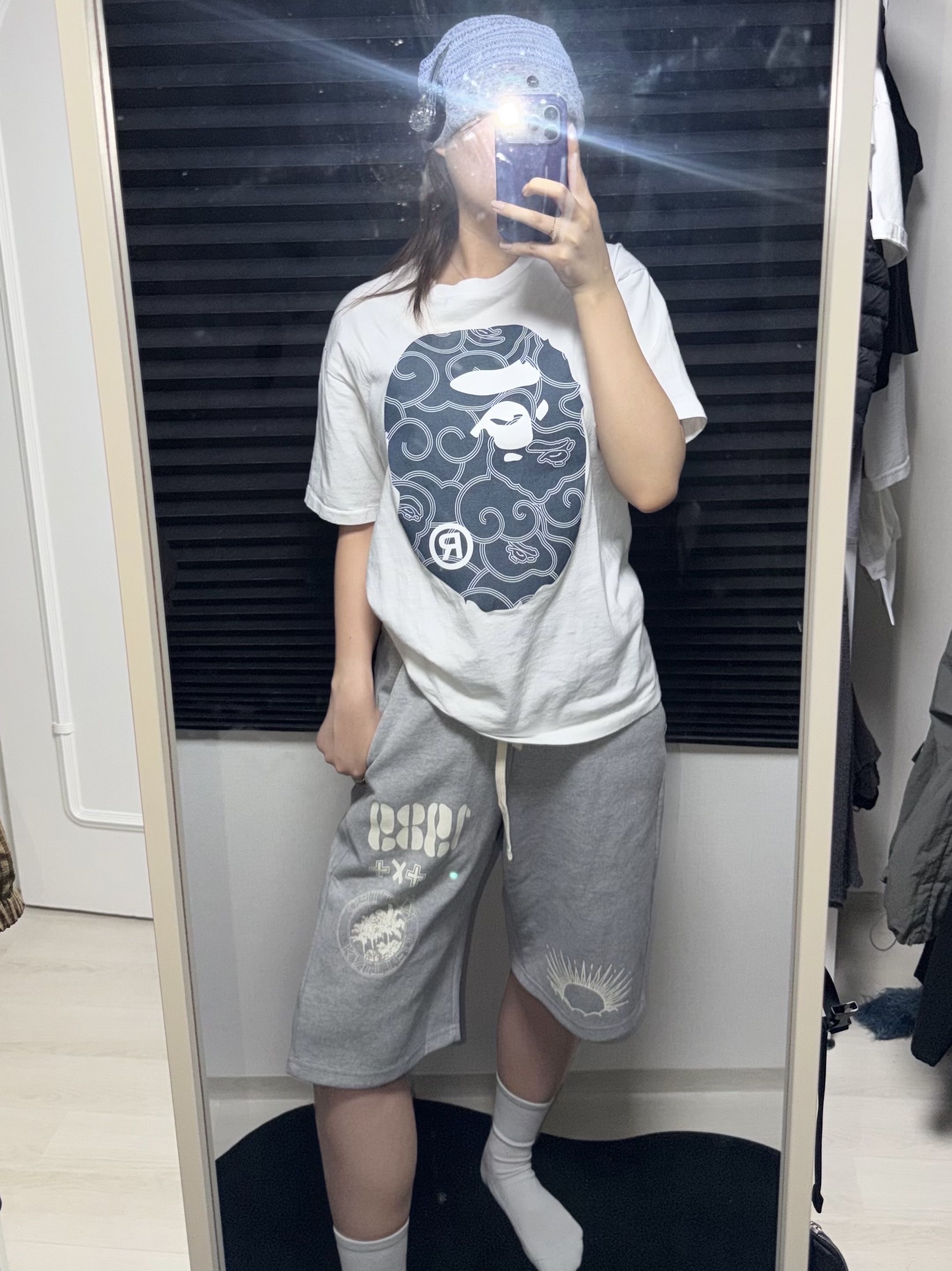 [KREAM 단독] Knitted 1989 Sunrise Graphic Bermuda Half Pants Melange Grey, BAPE Japanese Cloud Camo Big Ape Head T-Shirt White 착용 스타일 - 3