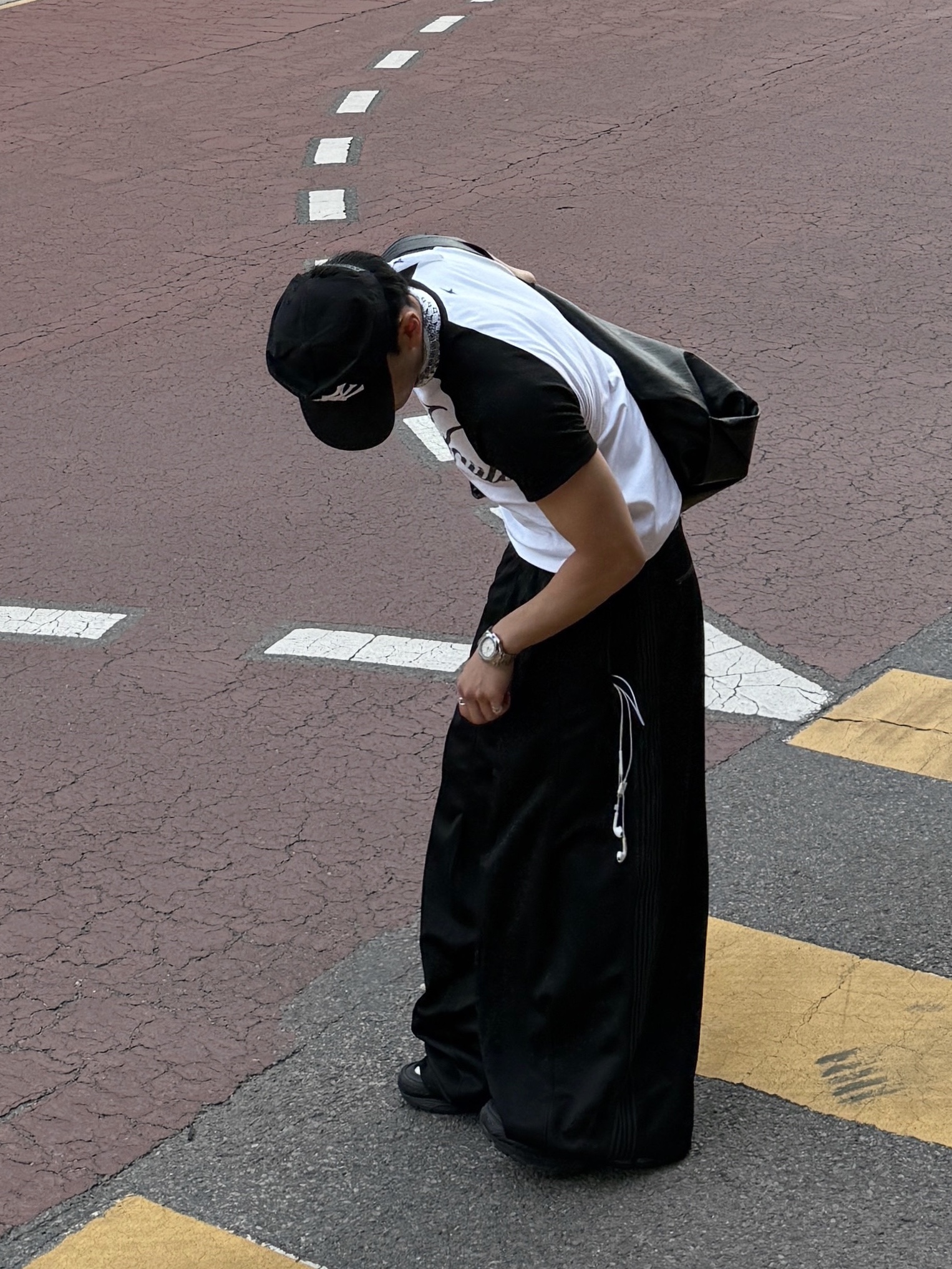 HAiiLO Signed Raglan Paper Black 착용 스타일 - 5