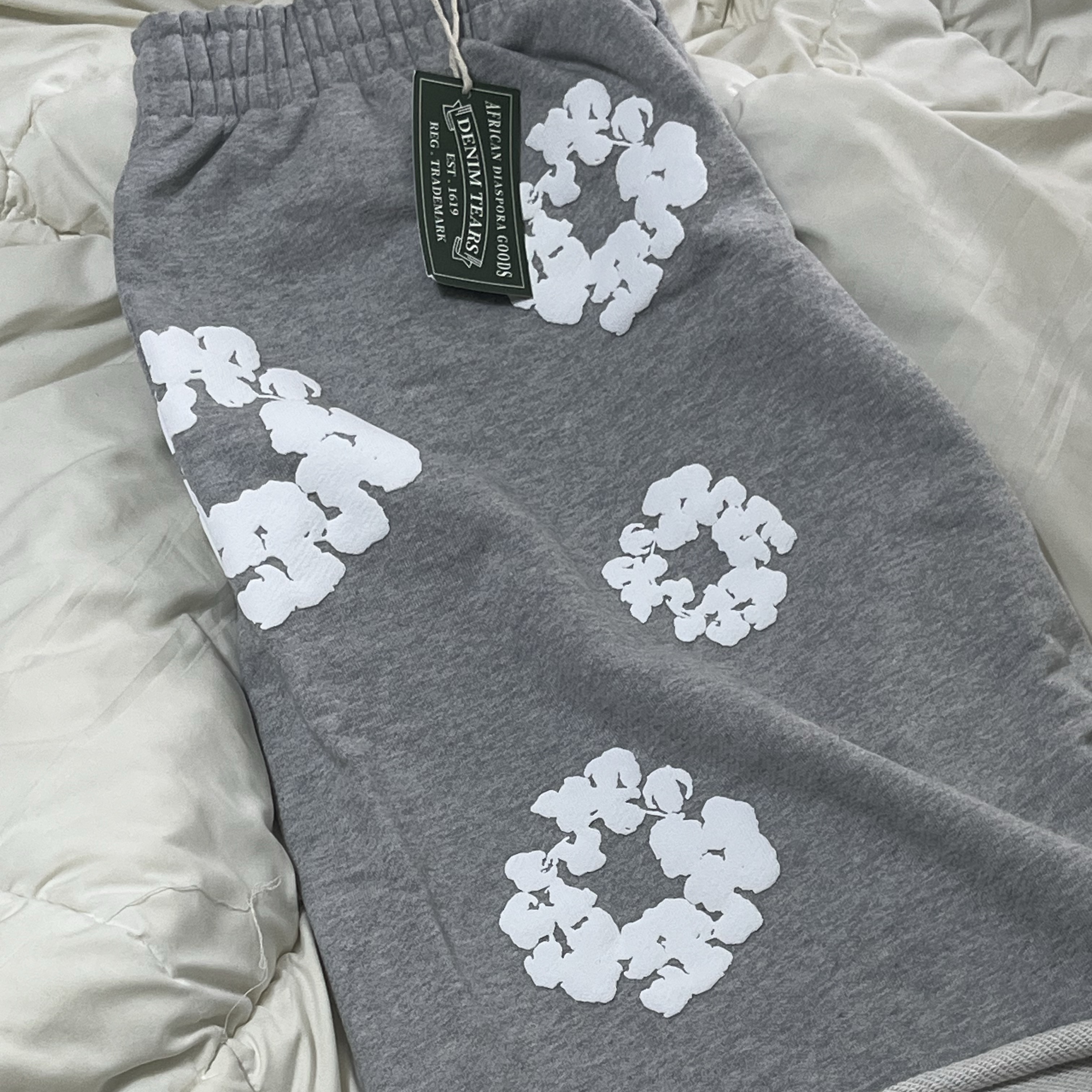 Denim Tears The Cotton Wreath Shorts Grey 착용 스타일 - 1