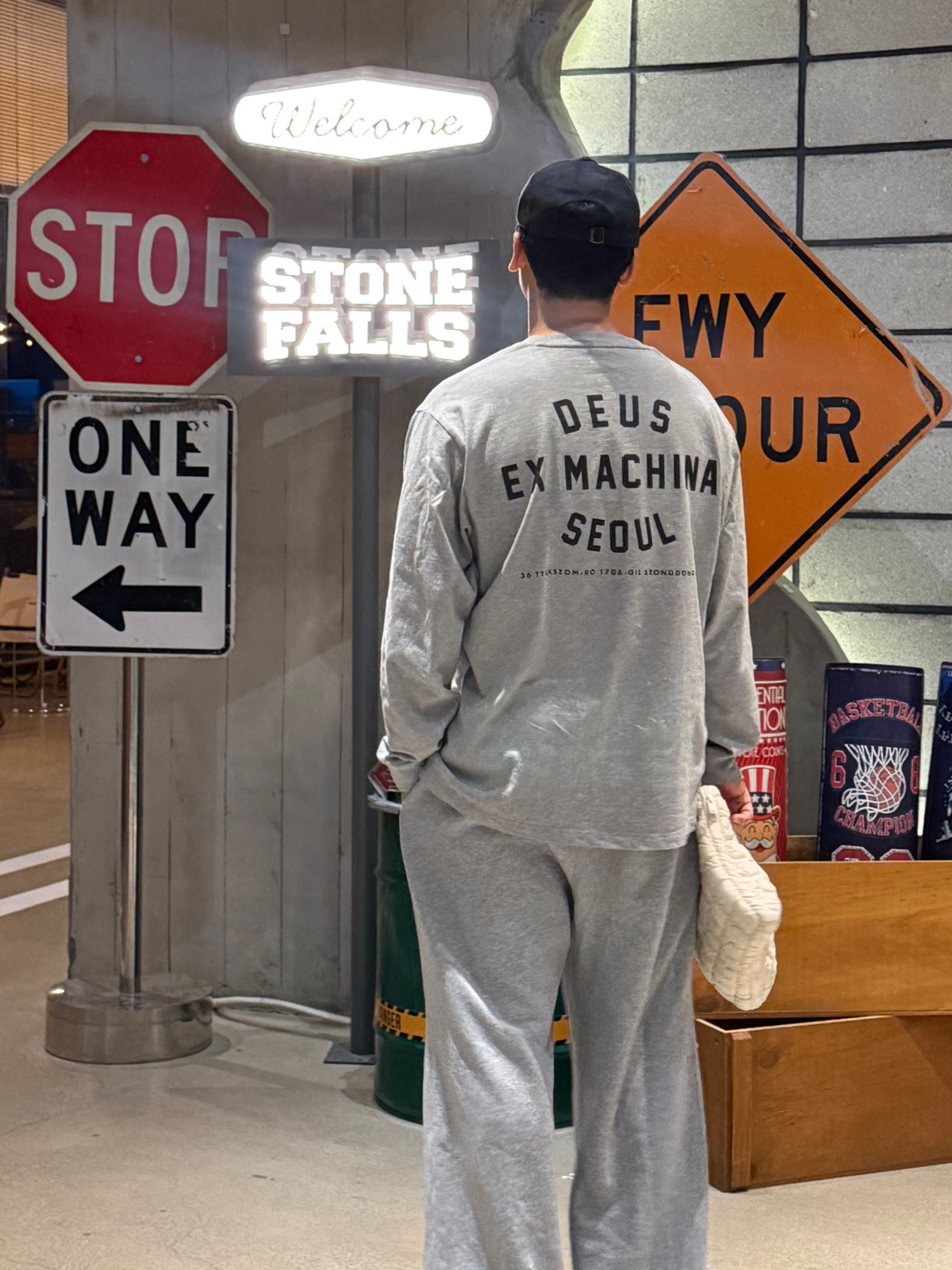 Deus Ex Machina Seoul College Address Long Sleeve T-Shirt M Grey, COS Quilted  Laptop Case Off White 착용 스타일 - 1