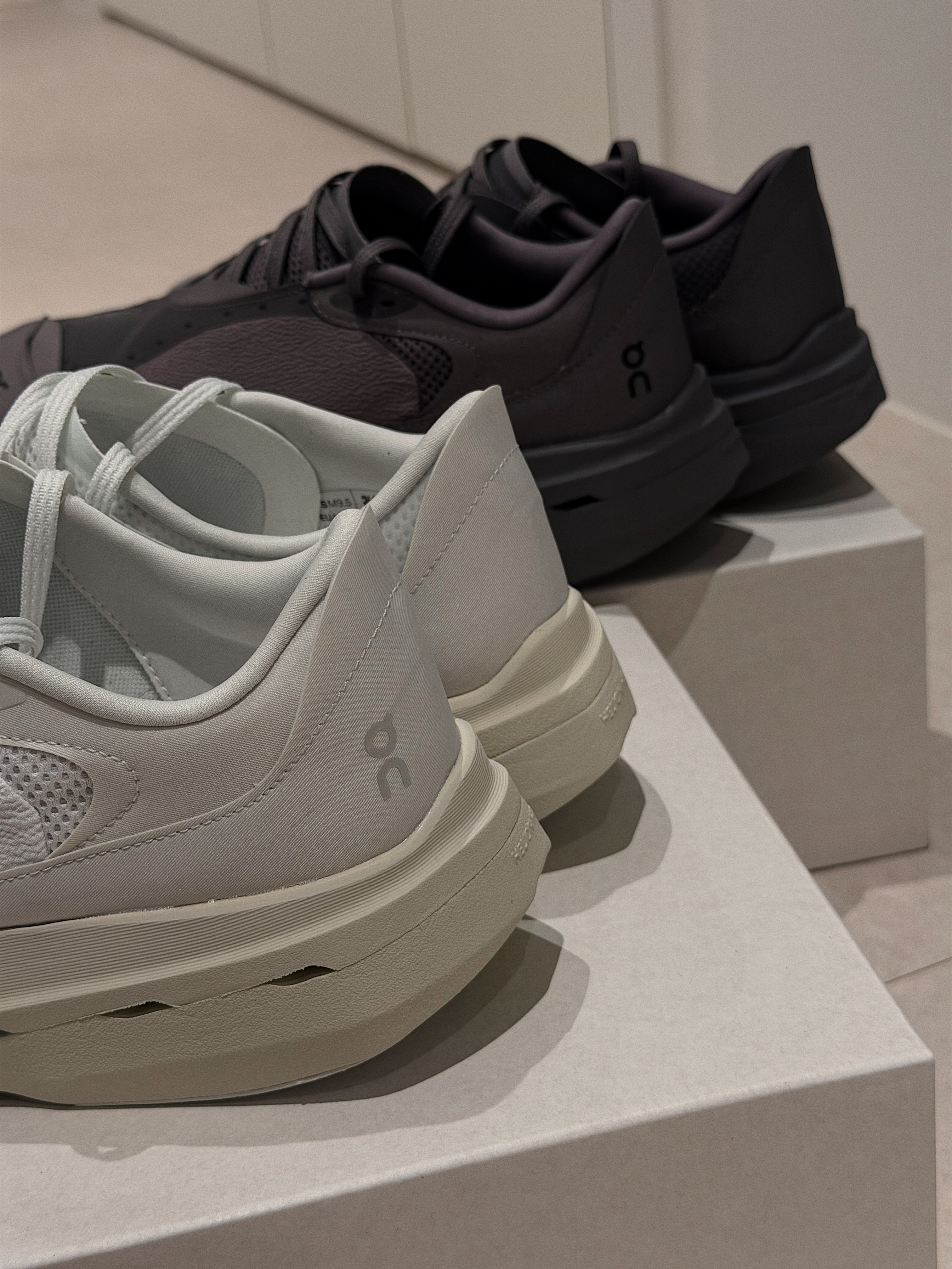 On Running x Post Archive Faction (Paf) Cloudboom Volt Ember Pebble, On Running x Post Archive Faction (Paf) Cloudboom Volt White Gale 착용 스타일 - 7